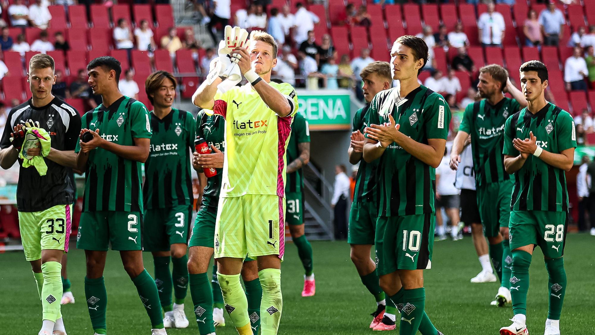 Die Spieler von Borussia Mönchengladbach applaudieren nach dem Spiel in Augsburg am 19. August 2023 den mitgereisten Fans.