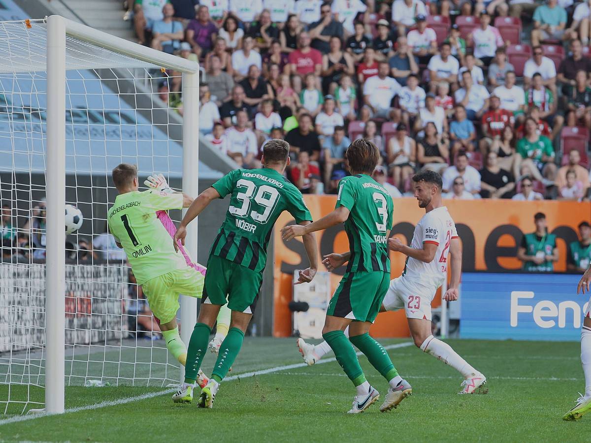 Jonas Omlin kommt beim 2:3 von Augsburg-Spieler Maximilian Bauer (Nr. 23) am 18. August 2023 zu spät.