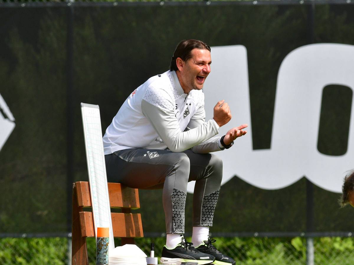 Gerardo Seoane sitzt im Trainingslager am 27. August auf einer Bank und lacht.
