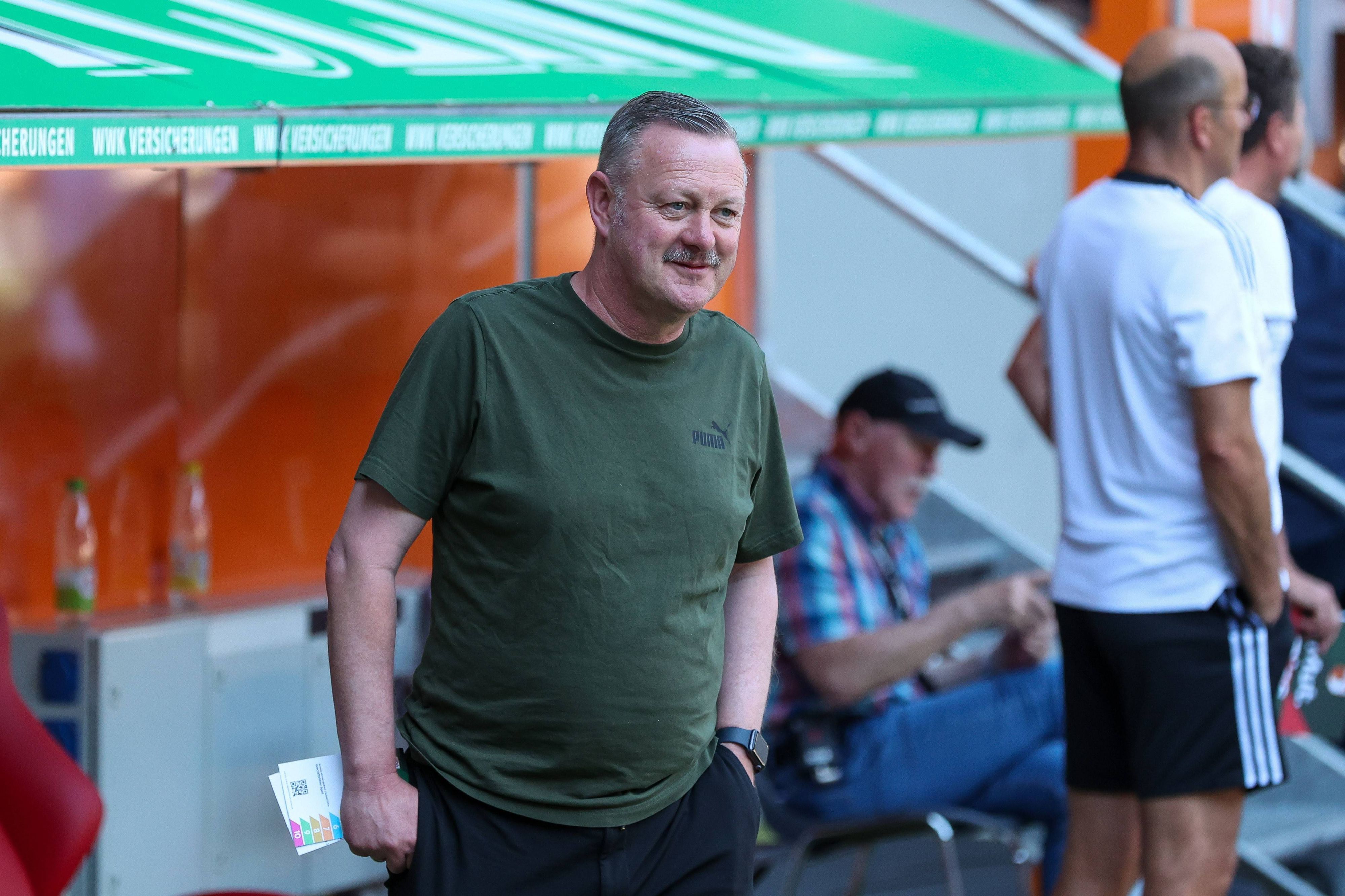 Roland Virkus steht am 19. August 2023 in Augsburg am Spielfeldrand.