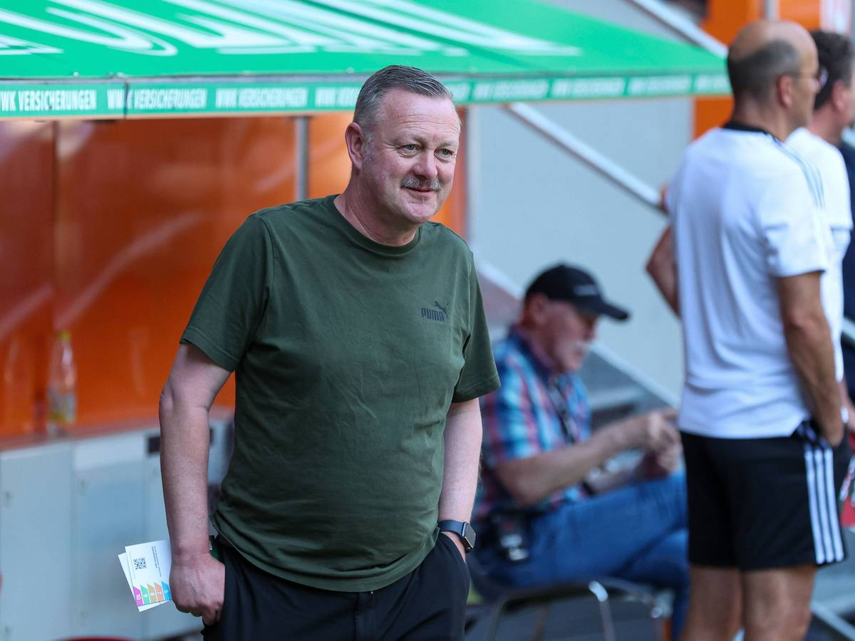 Roland Virkus steht am 19. August 2023 in Augsburg am Spielfeldrand.