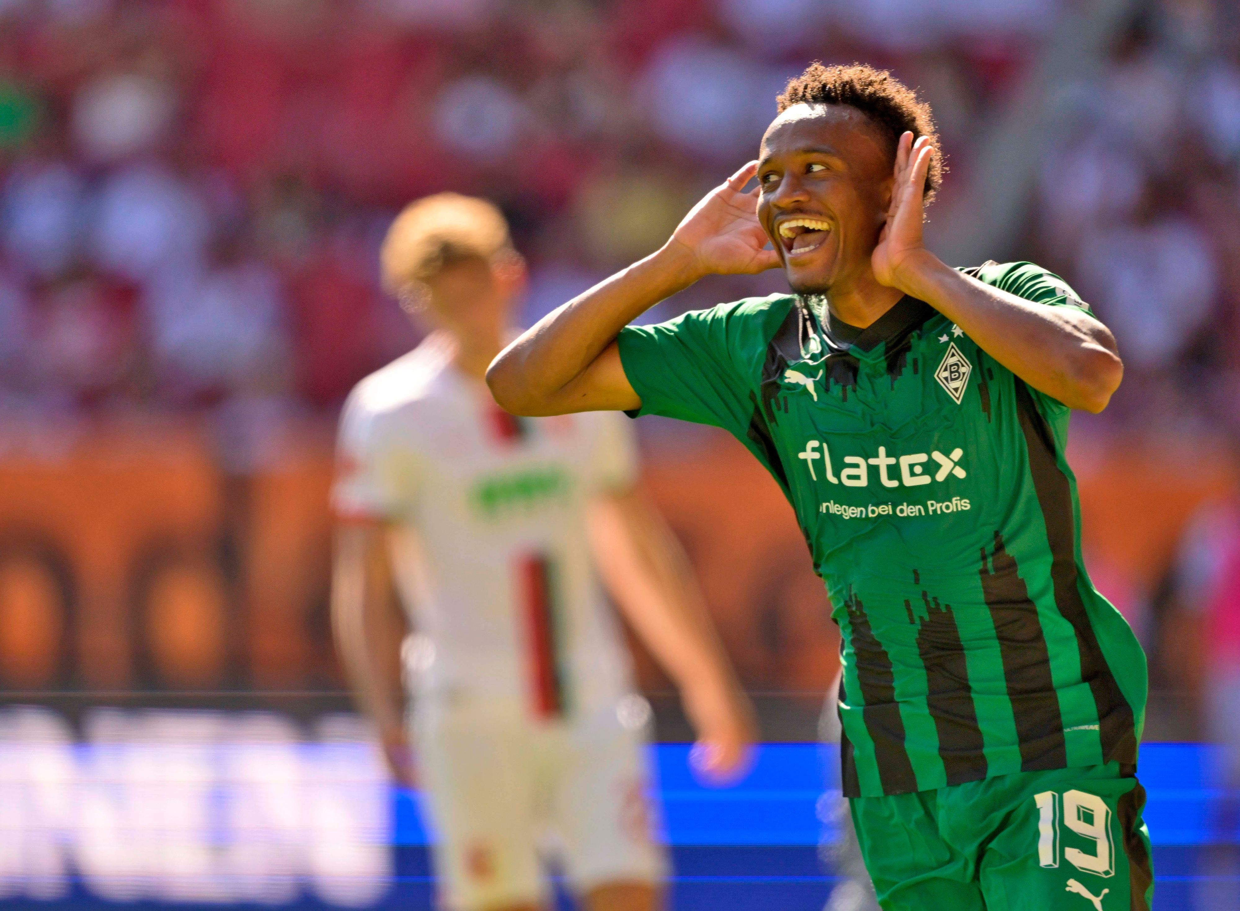Nathan Ngoumou bejubelt den Treffer zum 3:1 beim Spiel von Borussia Mönchengladbach gegen den FC Augsburg am 19. August 2023.