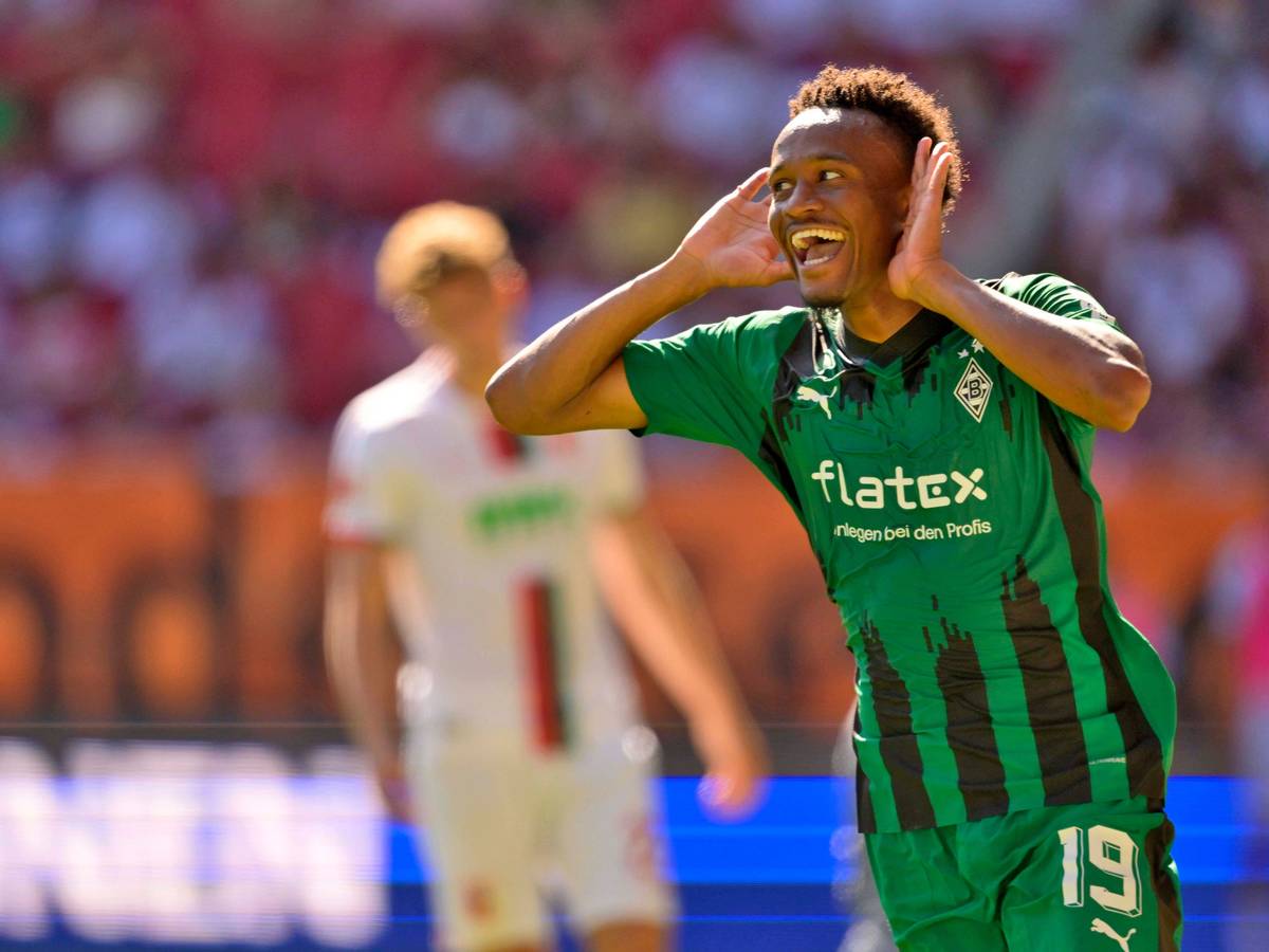 Nathan Ngoumou bejubelt den Treffer zum 3:1 beim Spiel von Borussia Mönchengladbach gegen den FC Augsburg am 19. August 2023.