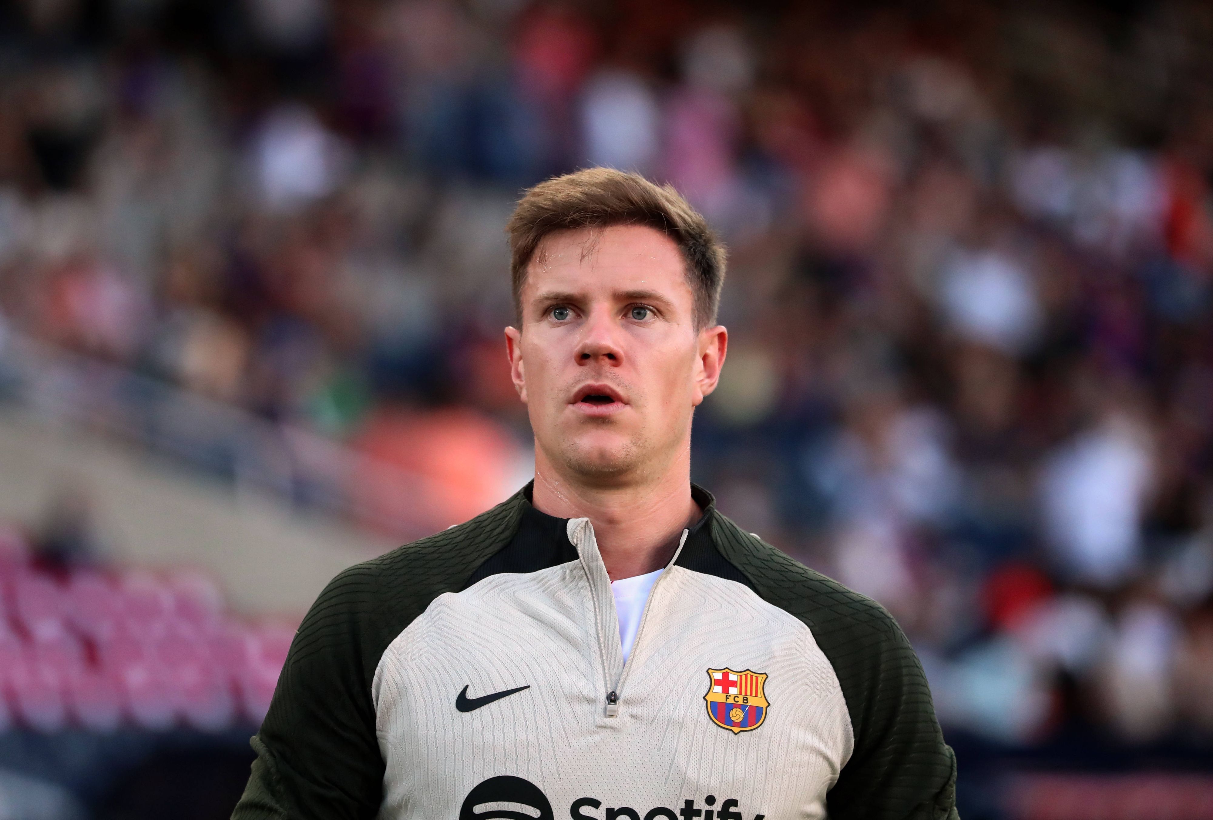 Marc-André ter Stegen bereitet sich am 8. August 2023 auf ein Testspiel des FC Barcelona vor.