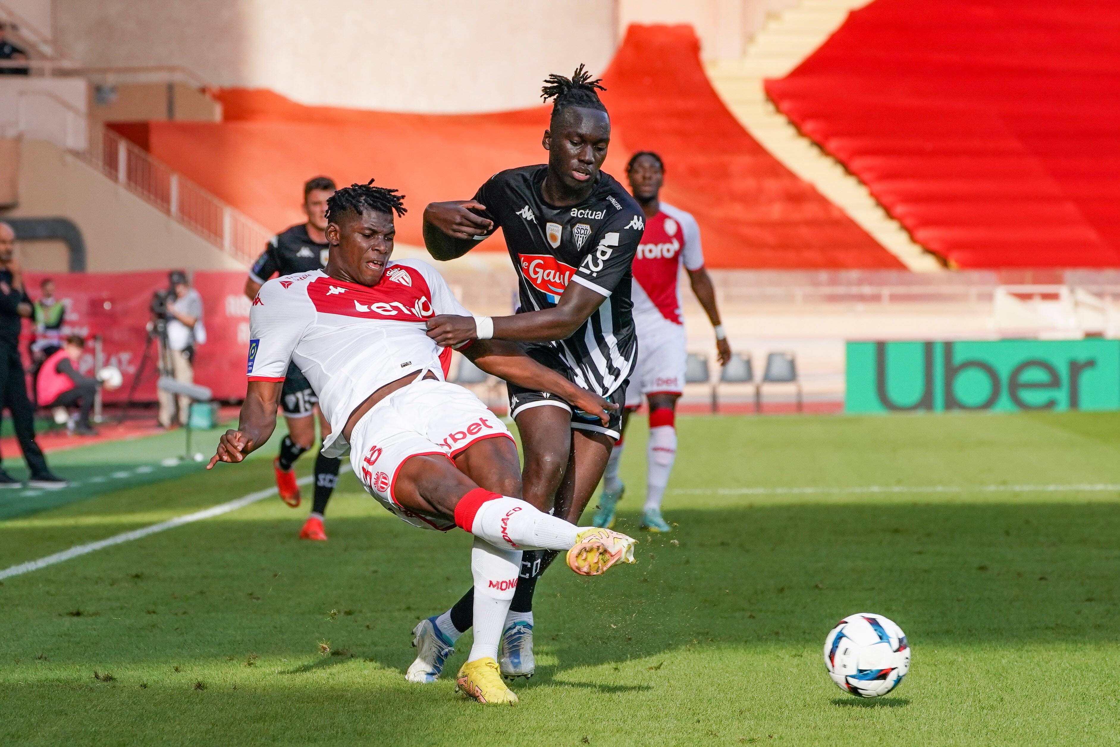 Breel Embolo (l.) und Batista Mendy kämpfen am 30. Oktober 2022 um den Ball.