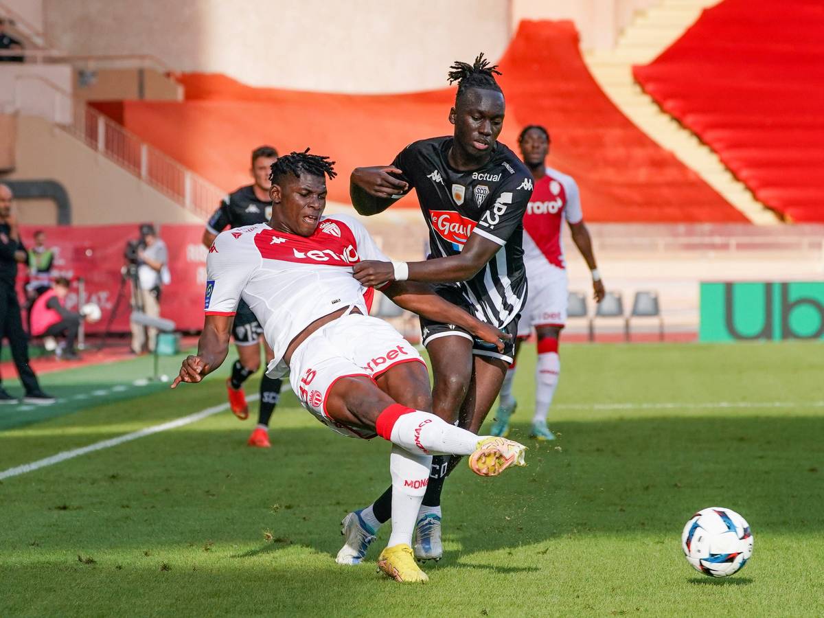 Breel Embolo (l.) und Batista Mendy kämpfen am 30. Oktober 2022 um den Ball.