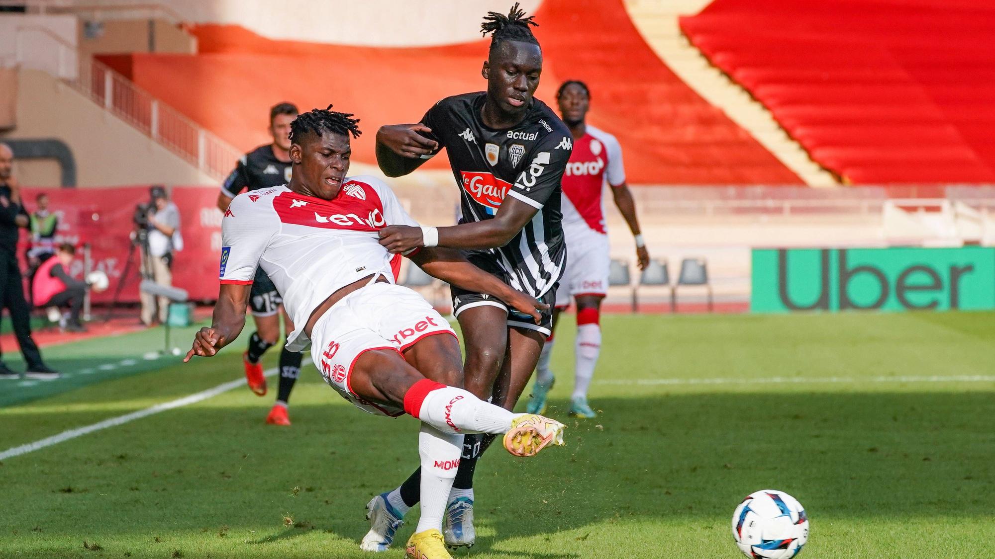 Breel Embolo (l.) und Batista Mendy kämpfen am 30. Oktober 2022 um den Ball.