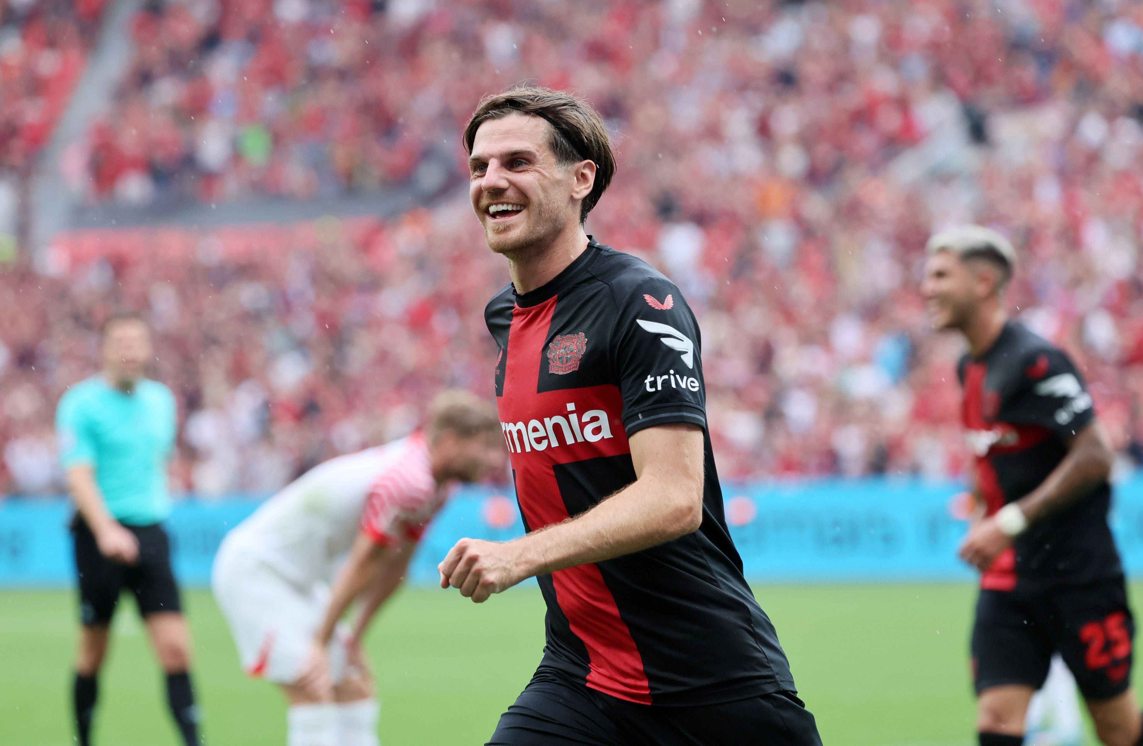 Jonas Hofmann jubelt am 19. August 2023 im Trikot von Bayer Leverkusen.
