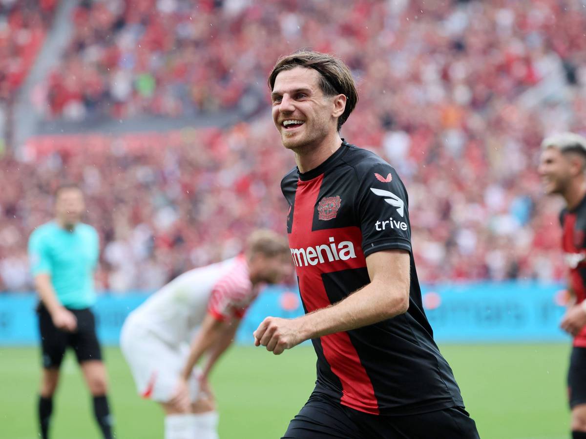 Jonas Hofmann jubelt am 19. August 2023 im Trikot von Bayer Leverkusen.