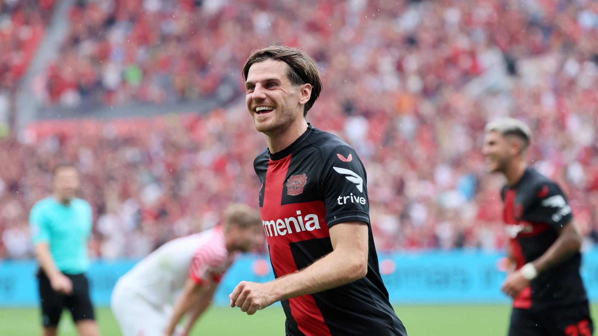 Jonas Hofmann jubelt am 19. August 2023 im Trikot von Bayer Leverkusen.