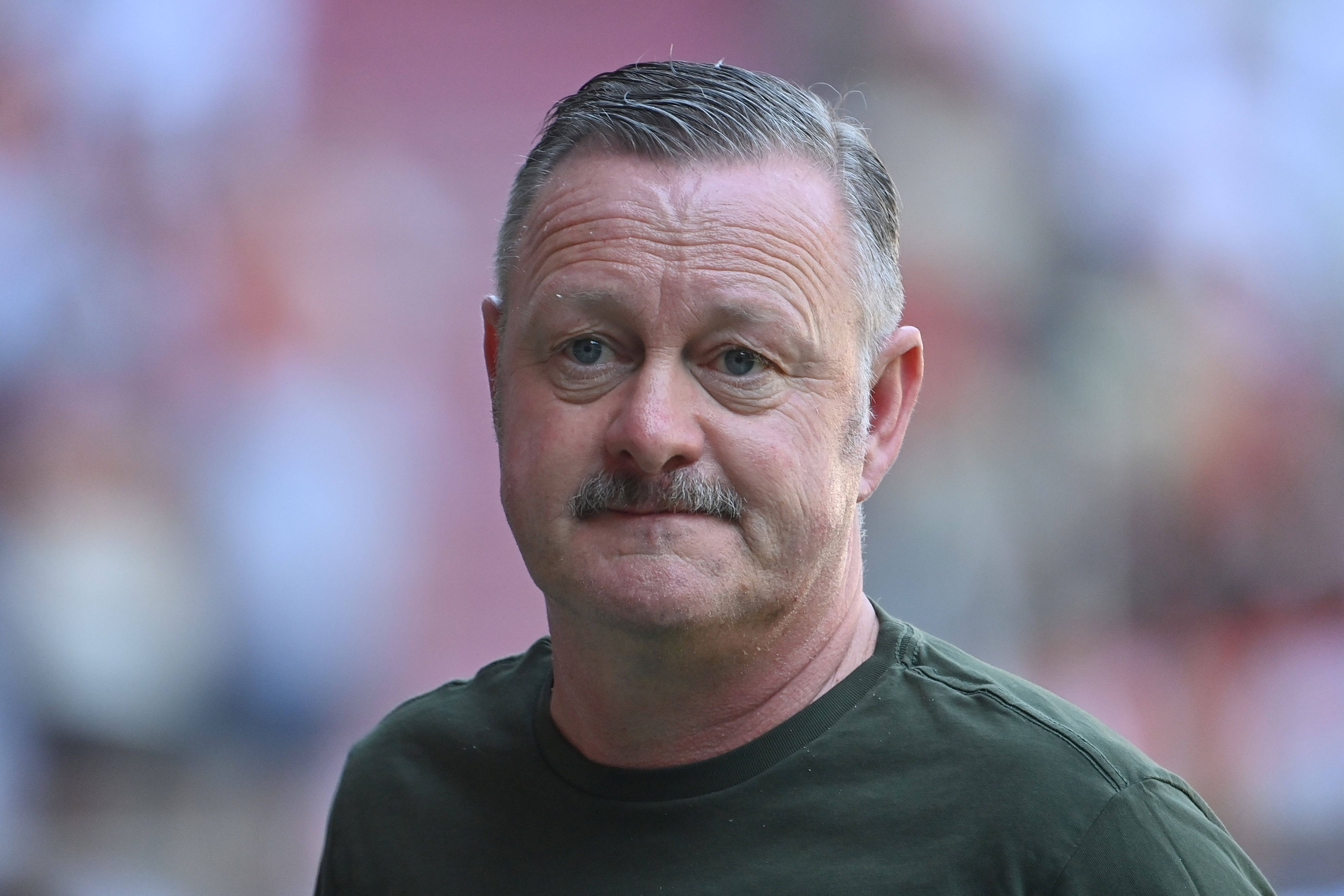 Roland Virkus steht am 19. August 2023 bei der Partie von Borussia Mönchengladbach am Spielfeldrand.