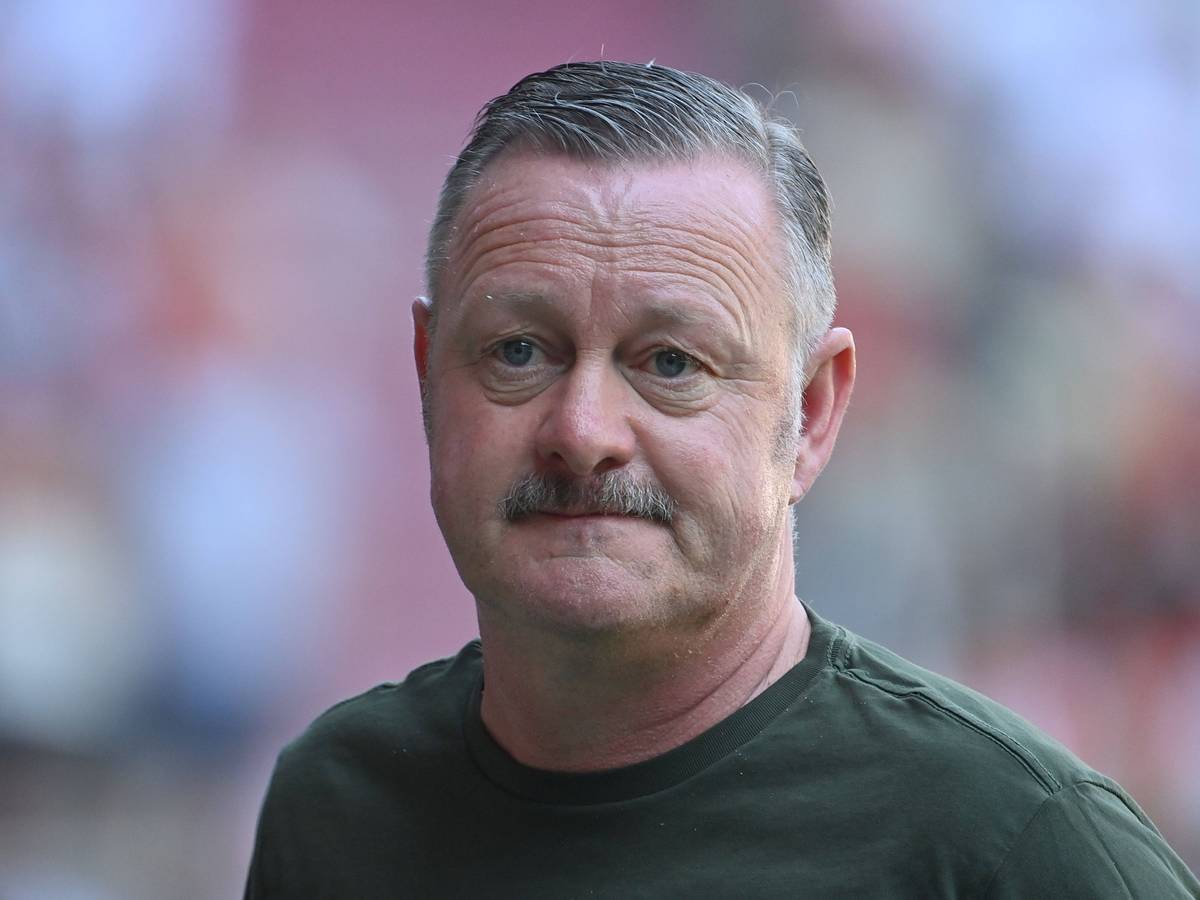 Roland Virkus steht am 19. August 2023 bei der Partie von Borussia Mönchengladbach am Spielfeldrand.