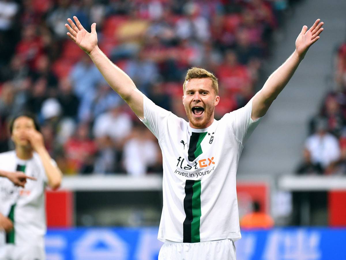 Nico Elvedi reißt die Hände beim Spiel von Borussia Mönchengladbach bei Bayer Leverkusen am 21. Mai 2023 in die Luft.