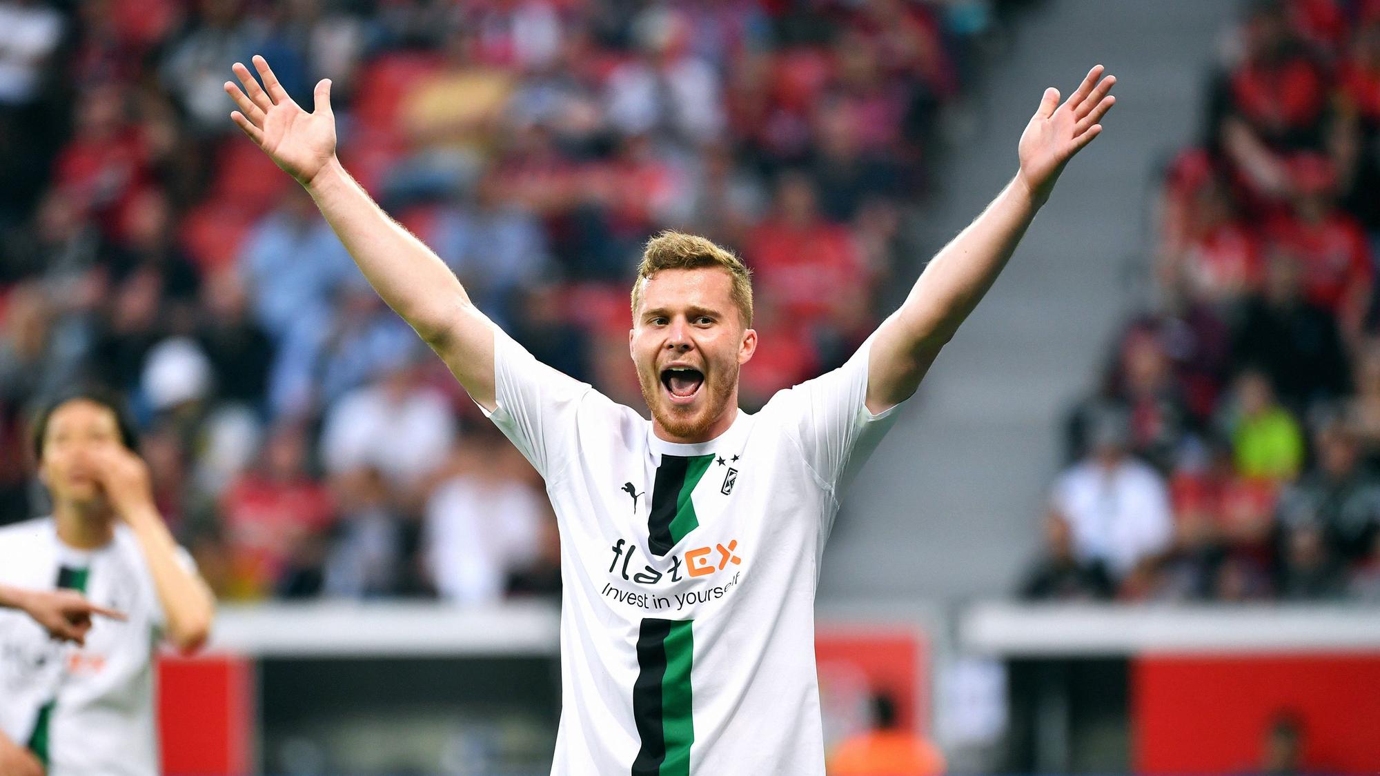 Nico Elvedi reißt die Hände beim Spiel von Borussia Mönchengladbach bei Bayer Leverkusen am 21. Mai 2023 in die Luft.