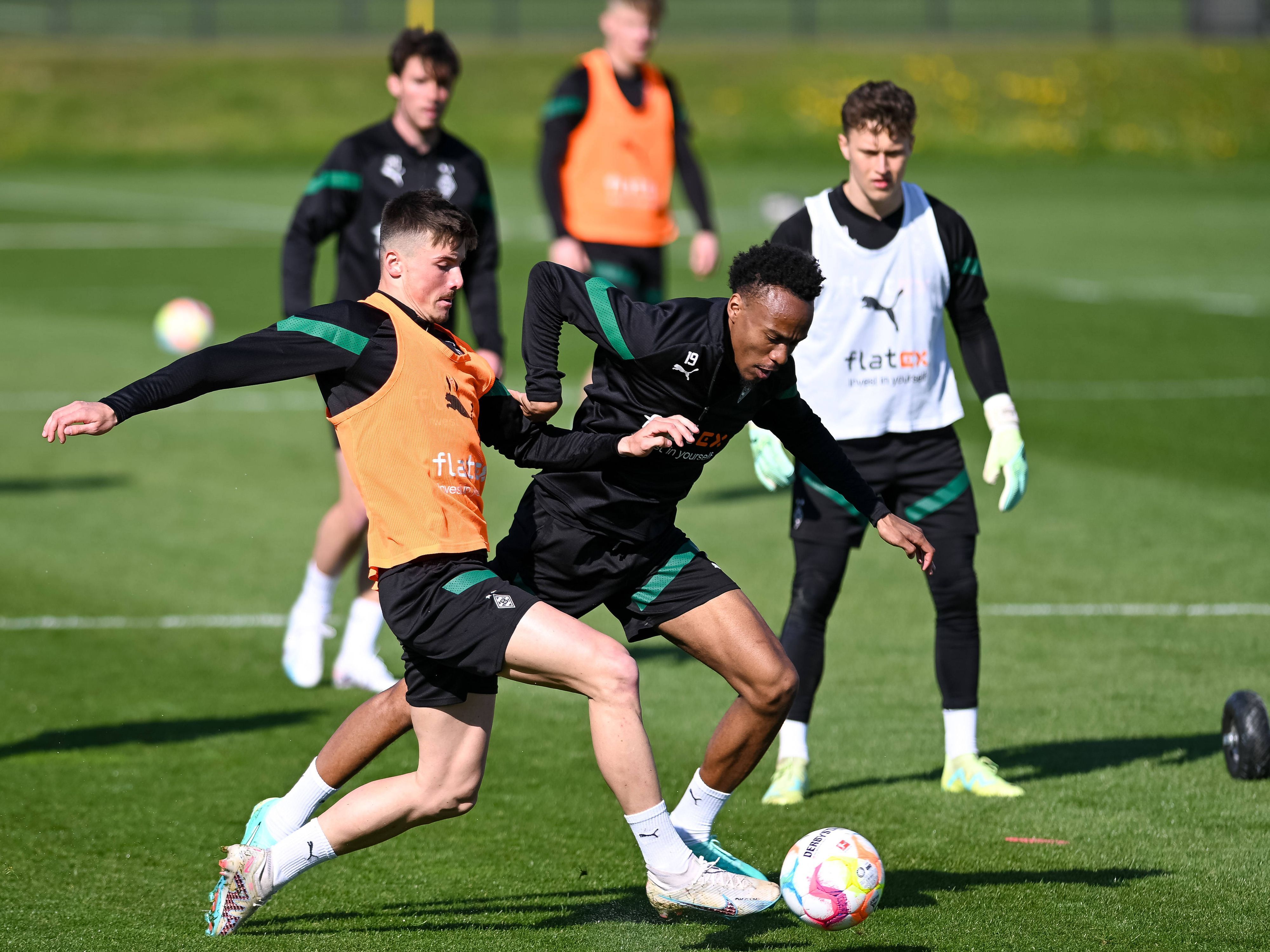 Semir Telalovic (l.) und Nathan Ngoumou bestreiten am 19. April 2023 einen Zweikampf im Training von Borussia Mönchengladbach.