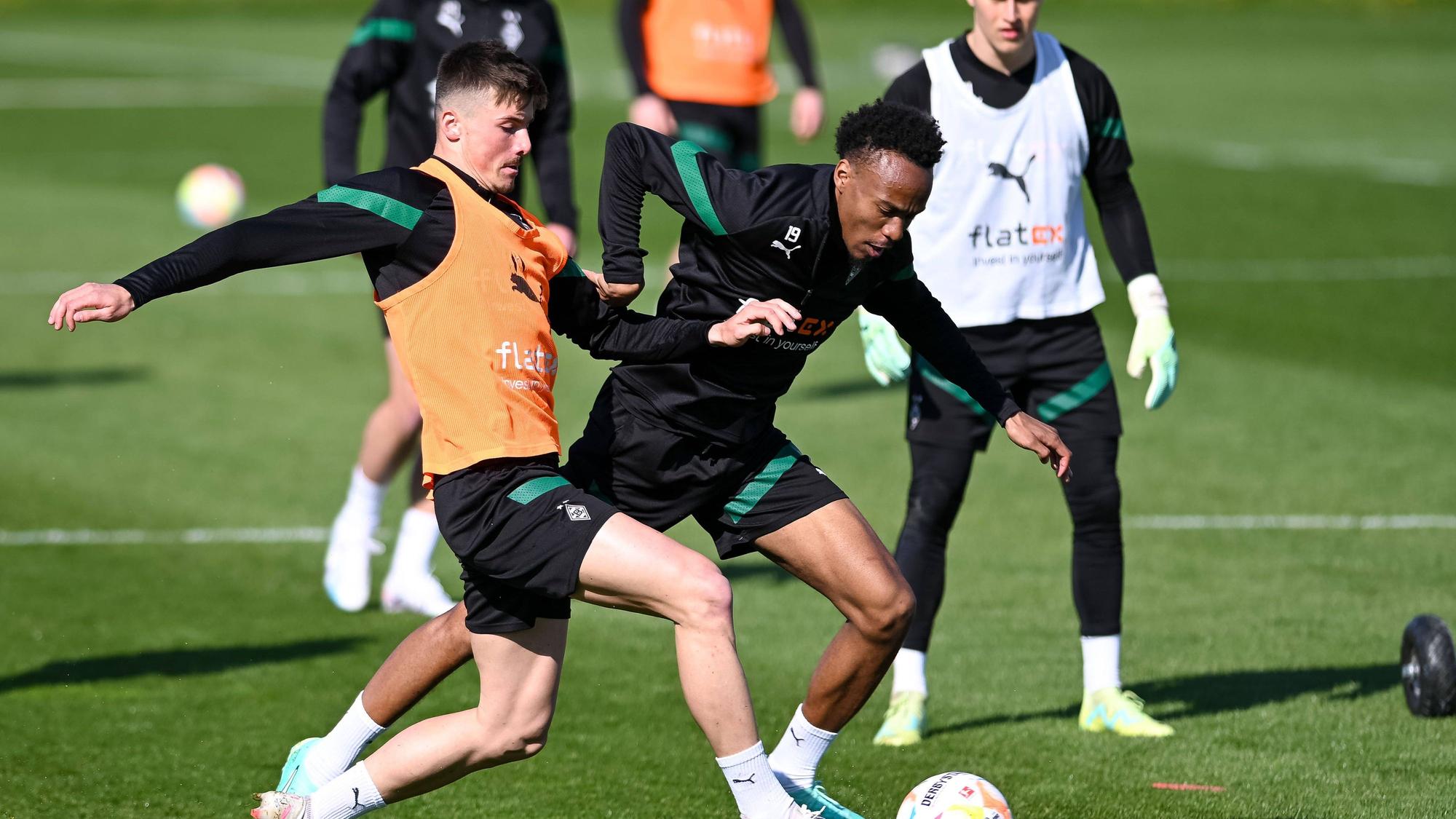 Semir Telalovic (l.) und Nathan Ngoumou bestreiten am 19. April 2023 einen Zweikampf im Training von Borussia Mönchengladbach.