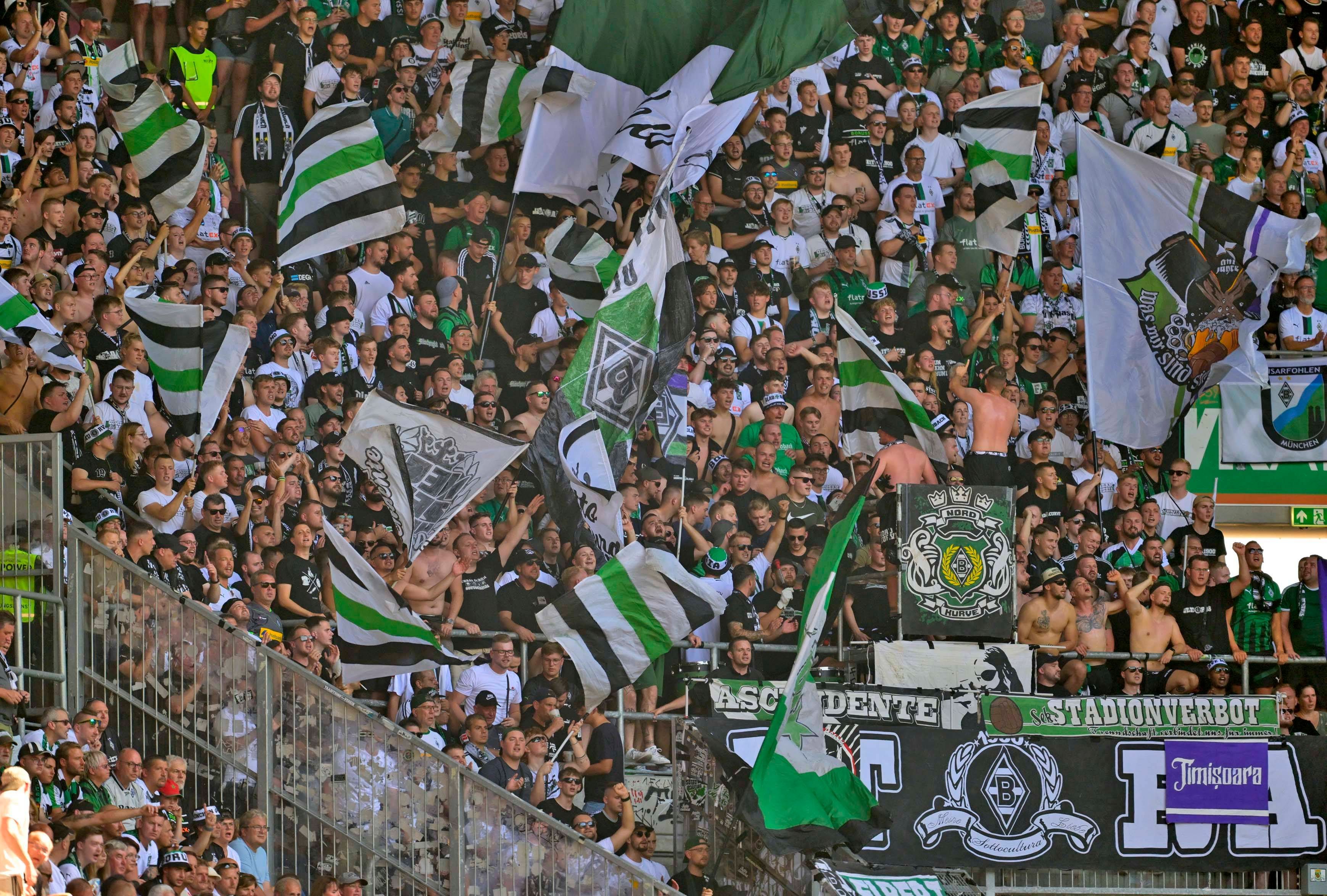 Die Fans von Borussia Mönchengladbach im Fanblock beim Auswärtsspiel in Augsburg am 19. August 2023.