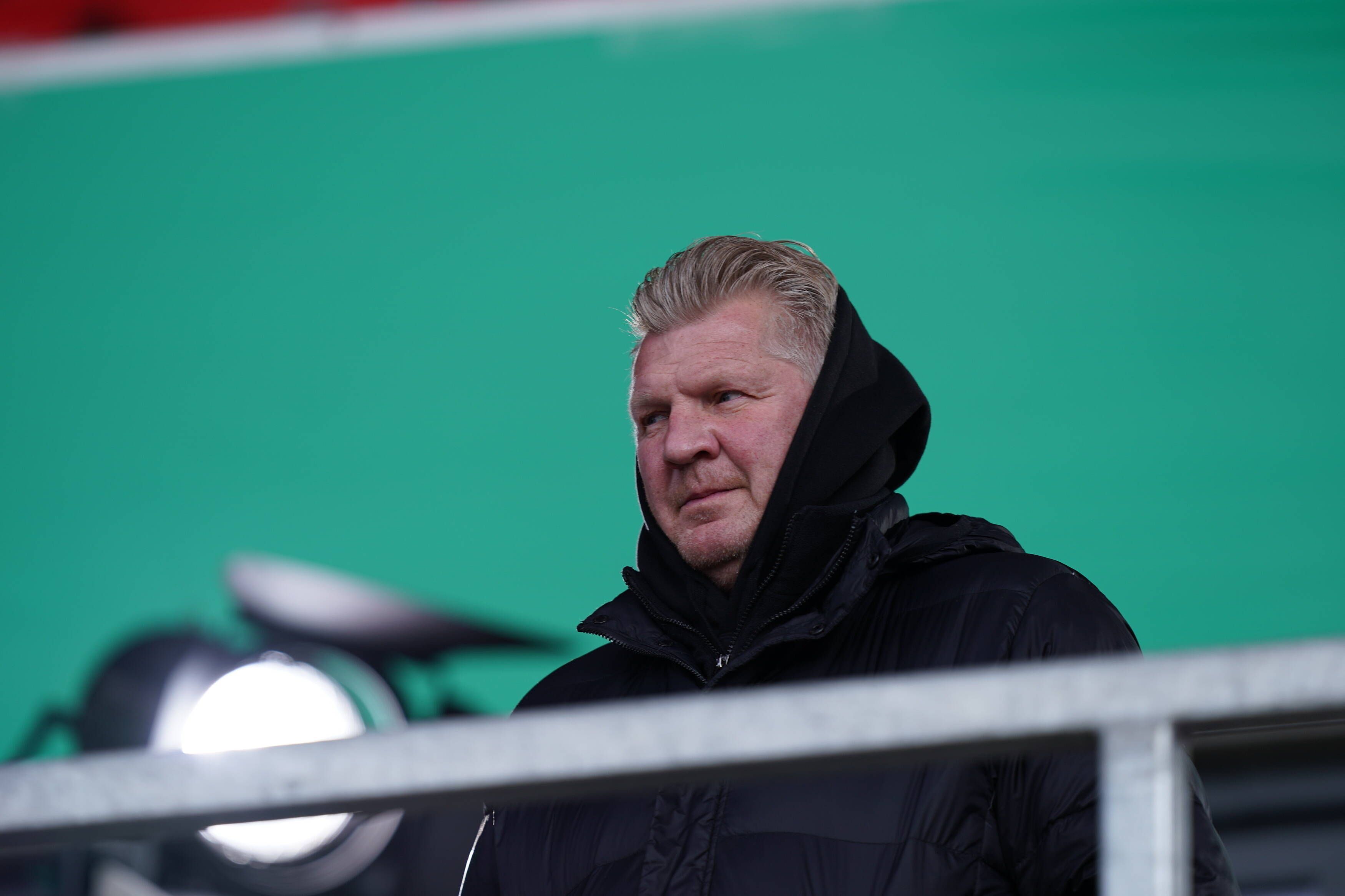 Stefan Effenberg steht am 7. April 2021 auf der Tribüne im Weserstadion.