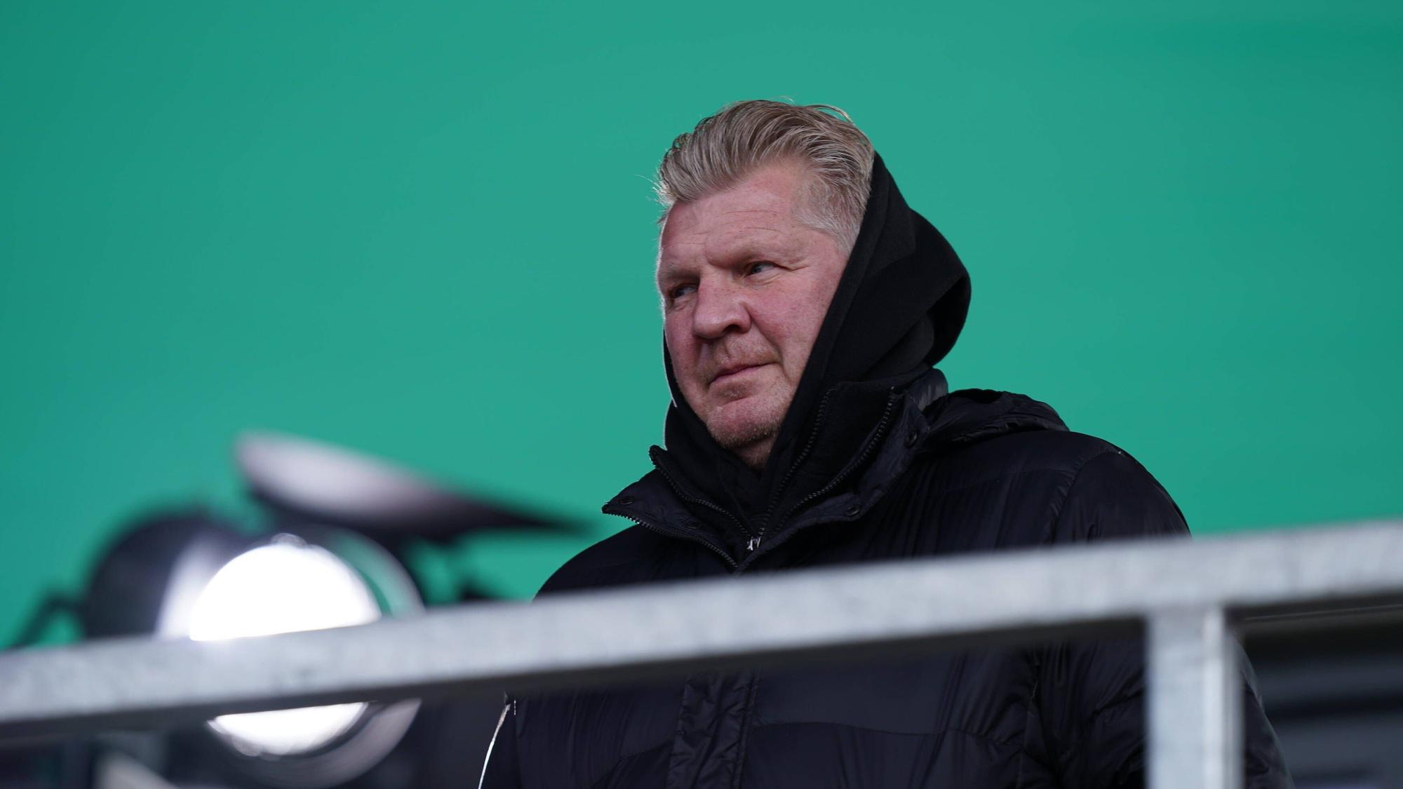 Stefan Effenberg steht am 7. April 2021 auf der Tribüne im Weserstadion.