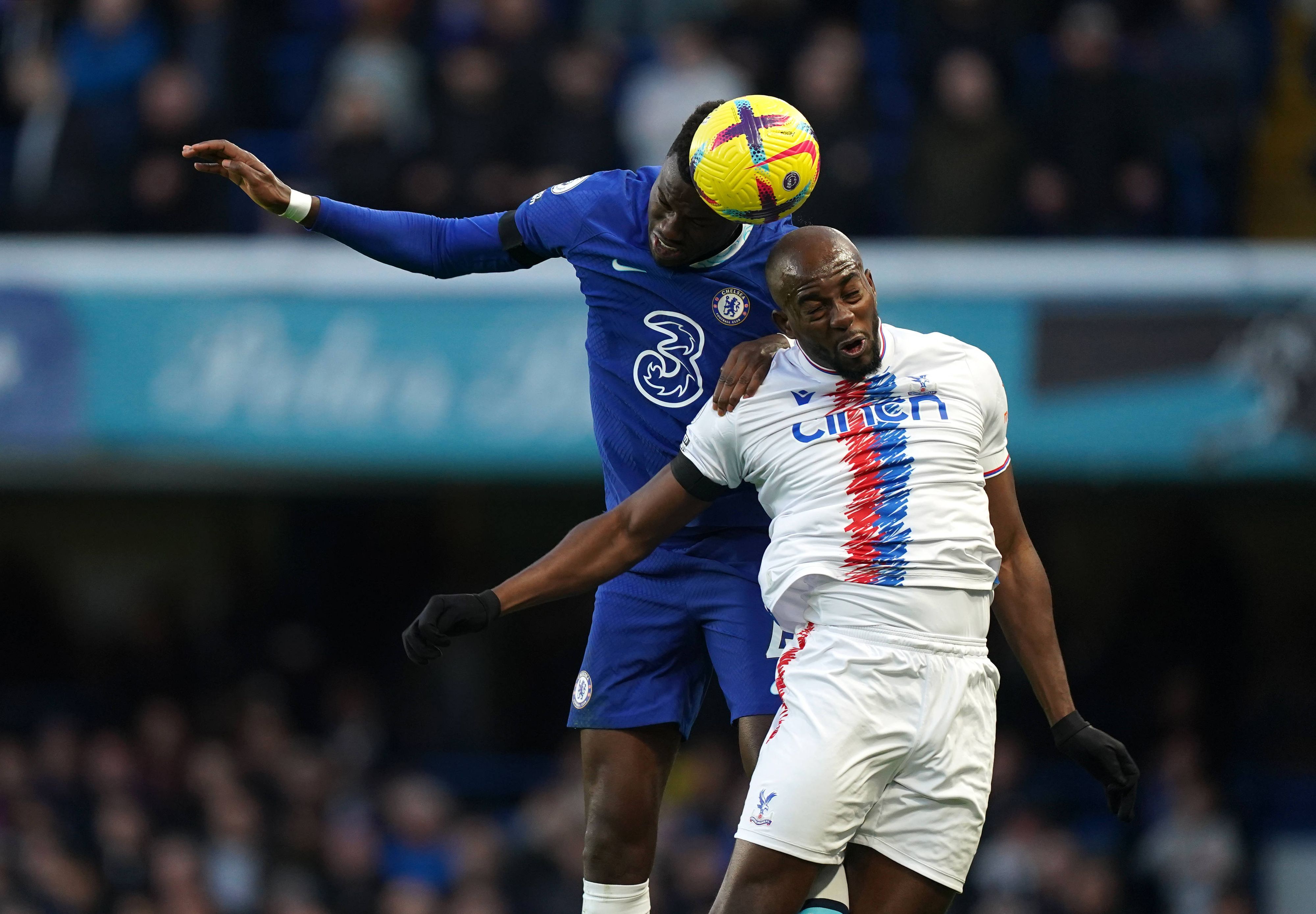 Jean-Philippe Mateta (r.), hier am 15. Januar 2023, kämpft mit Benoit Badiashile vom FC Chelsea um den Ball.