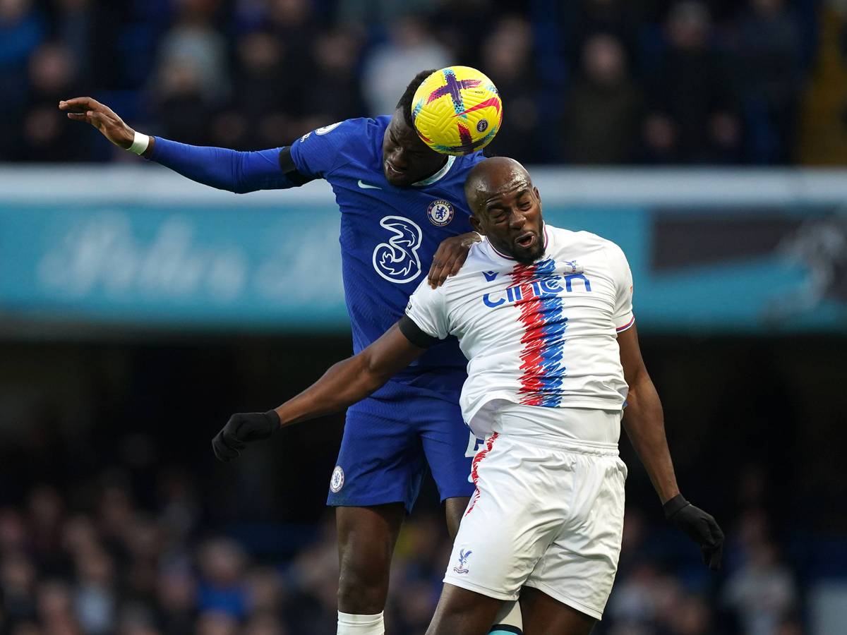 Jean-Philippe Mateta (r.), hier am 15. Januar 2023, kämpft mit Benoit Badiashile vom FC Chelsea um den Ball.