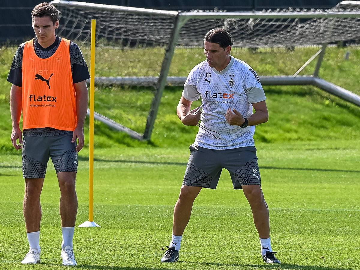 Gerardo Seoane (r.) gibt Maximilian Wöber am 14. August 2023 Anweisungen im Training von Borussia Mönchengladbach.