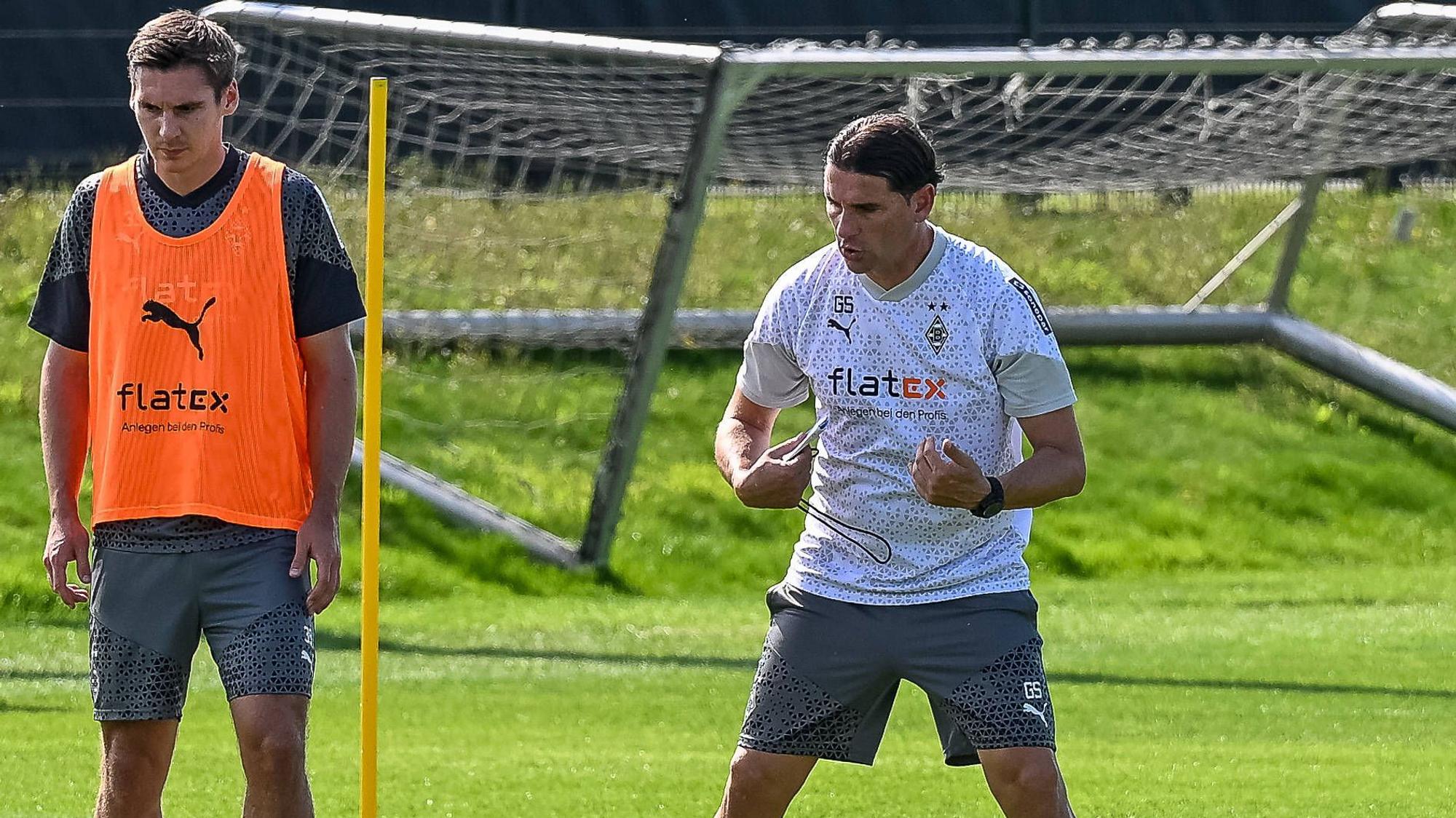 Gerardo Seoane (r.) gibt Maximilian Wöber am 14. August 2023 Anweisungen im Training von Borussia Mönchengladbach.