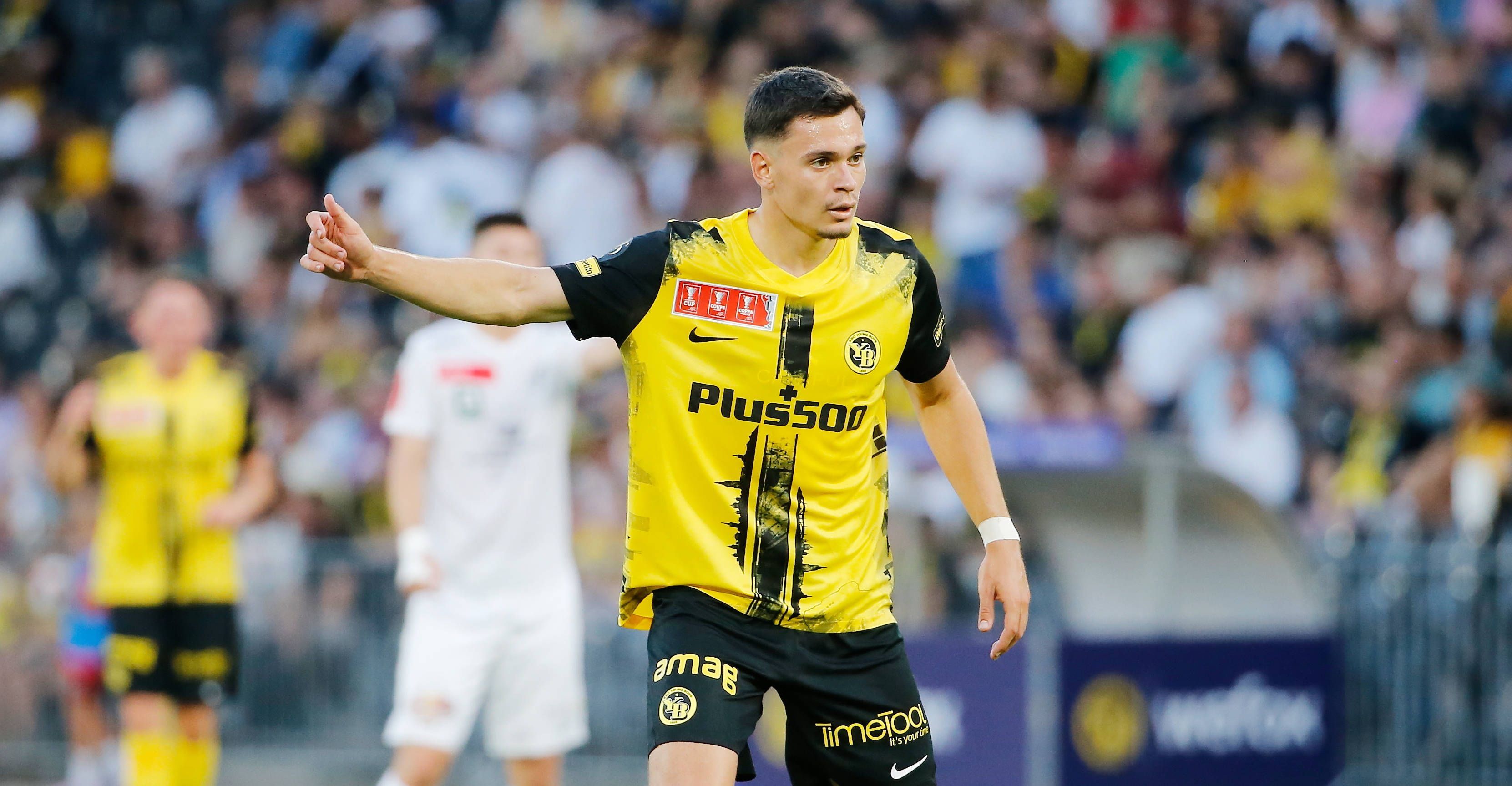 Fabian Rieder hebt in einem Spiel für die Young Boys Bern am 18. August 2023 den rechten Daumen.