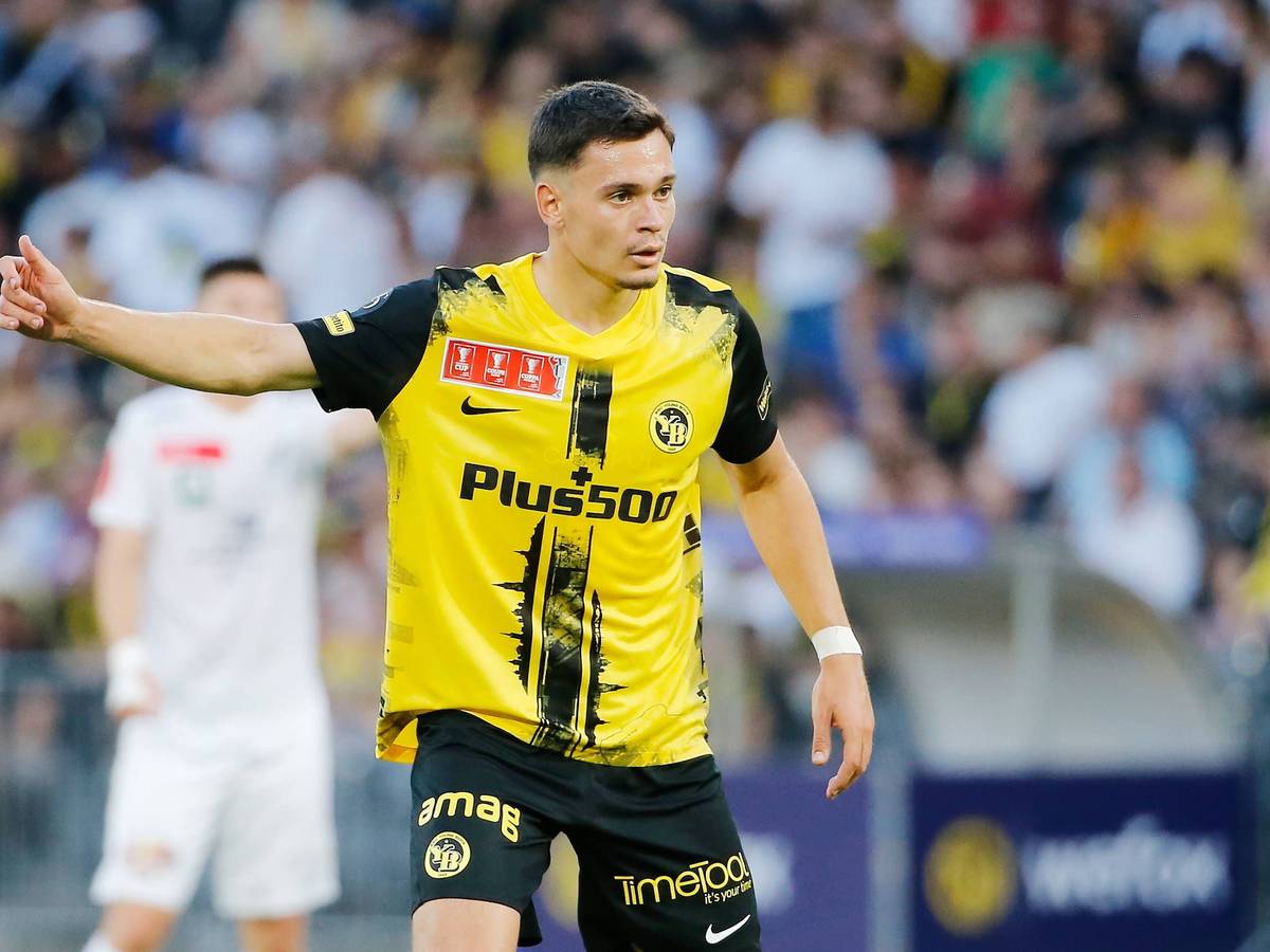 Fabian Rieder hebt in einem Spiel für die Young Boys Bern am 18. August 2023 den rechten Daumen.