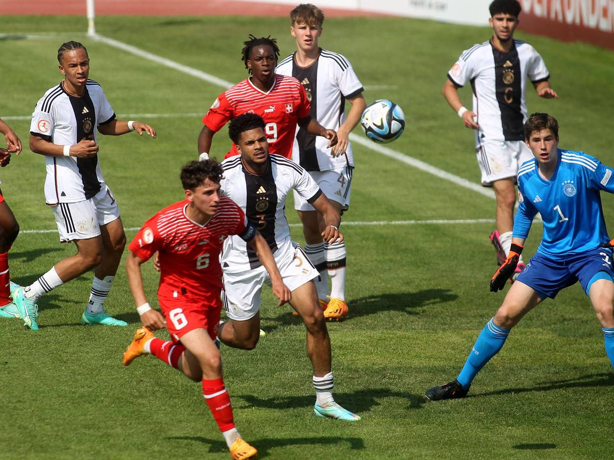 Winsley Botelli (Nummer 9 für die Schweiz) lauert bei der U17-Europameisterschaft im Spiel gegen Deutschland im Strafraum.