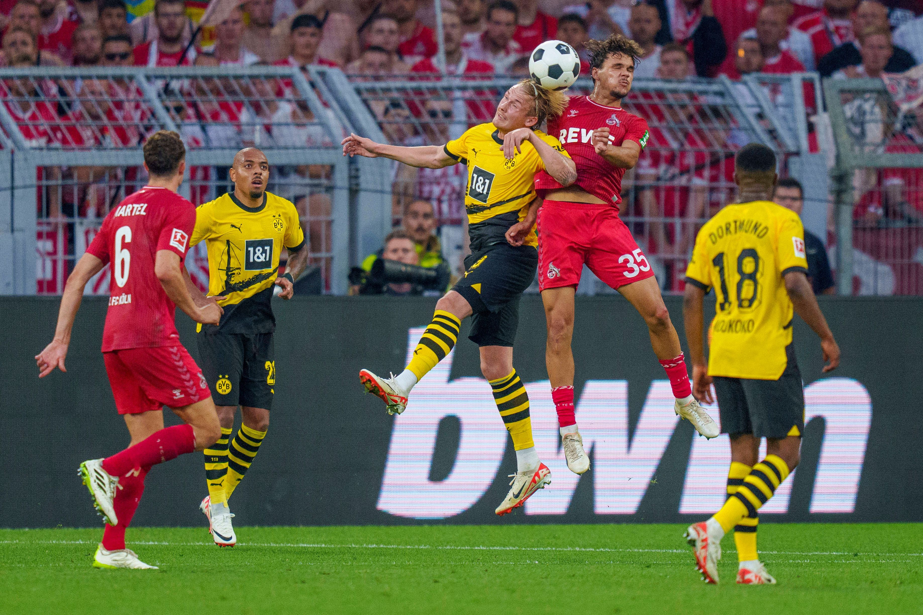 Max Finkgräfe (2.v.r.) liefert sich bei seinem Bundesliga-Debüt am 19. August 2023 ein Kopfballduell mit Julian Brandt (3.v.r.).