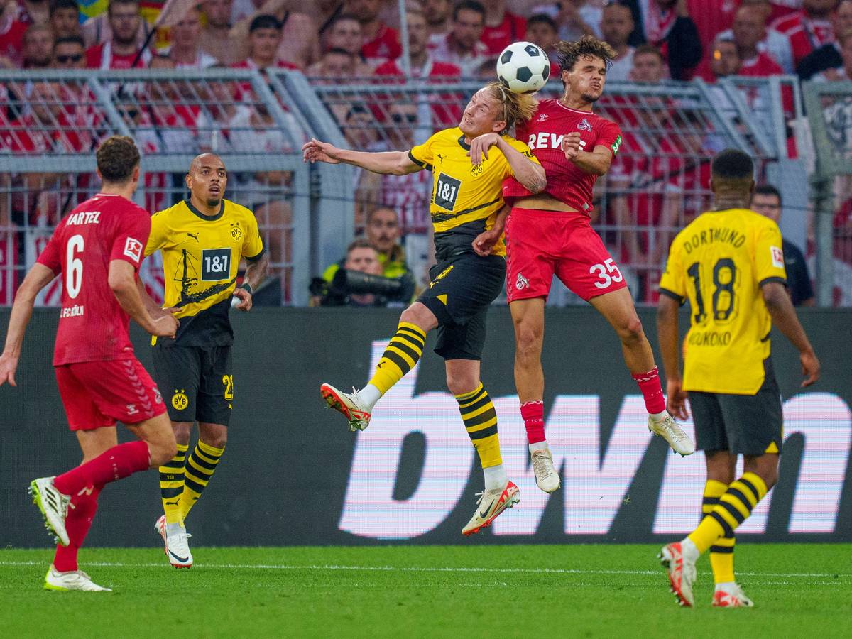 Max Finkgräfe (2.v.r.) liefert sich bei seinem Bundesliga-Debüt am 19. August 2023 ein Kopfballduell mit Julian Brandt (3.v.r.).