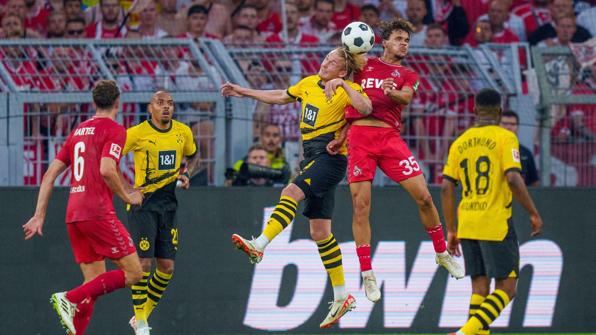Max Finkgräfe (2.v.r.) liefert sich bei seinem Bundesliga-Debüt am 19. August 2023 ein Kopfballduell mit Julian Brandt (3.v.r.).