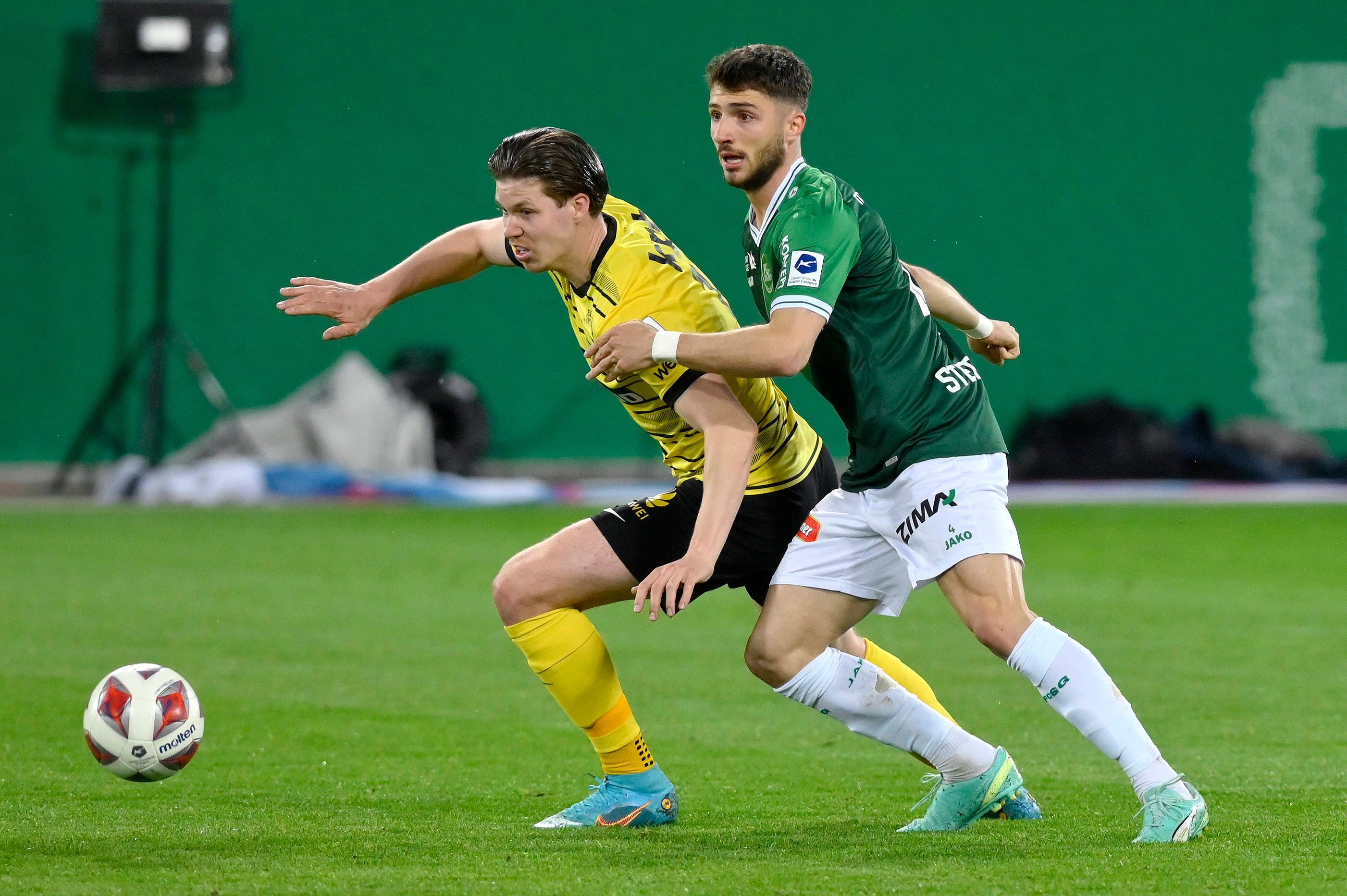 Leonidas Stergiou (r.) bestreitet am 6. Mai 2023 einen Zweikampf mit Cedric Itten von den Young Boys Bern.