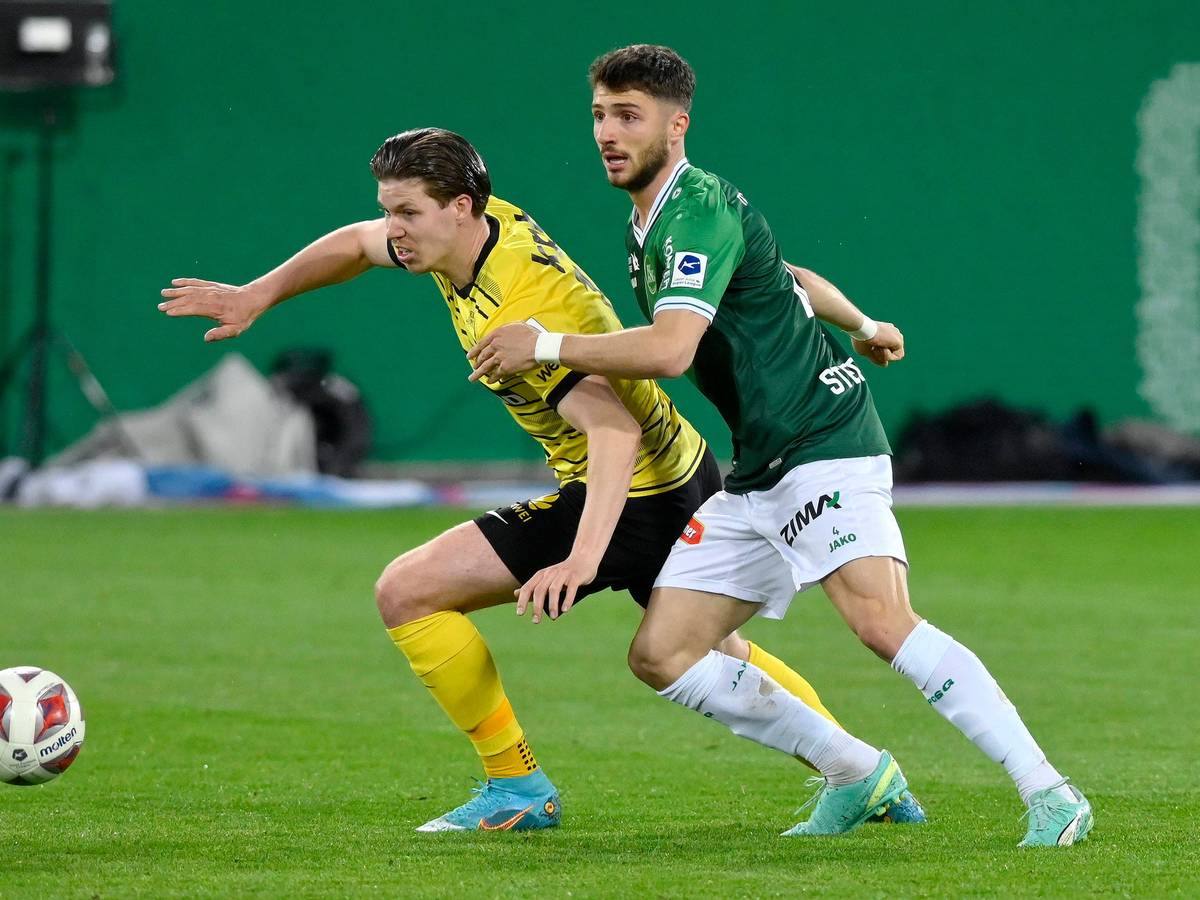 Leonidas Stergiou (r.) bestreitet am 6. Mai 2023 einen Zweikampf mit Cedric Itten von den Young Boys Bern.