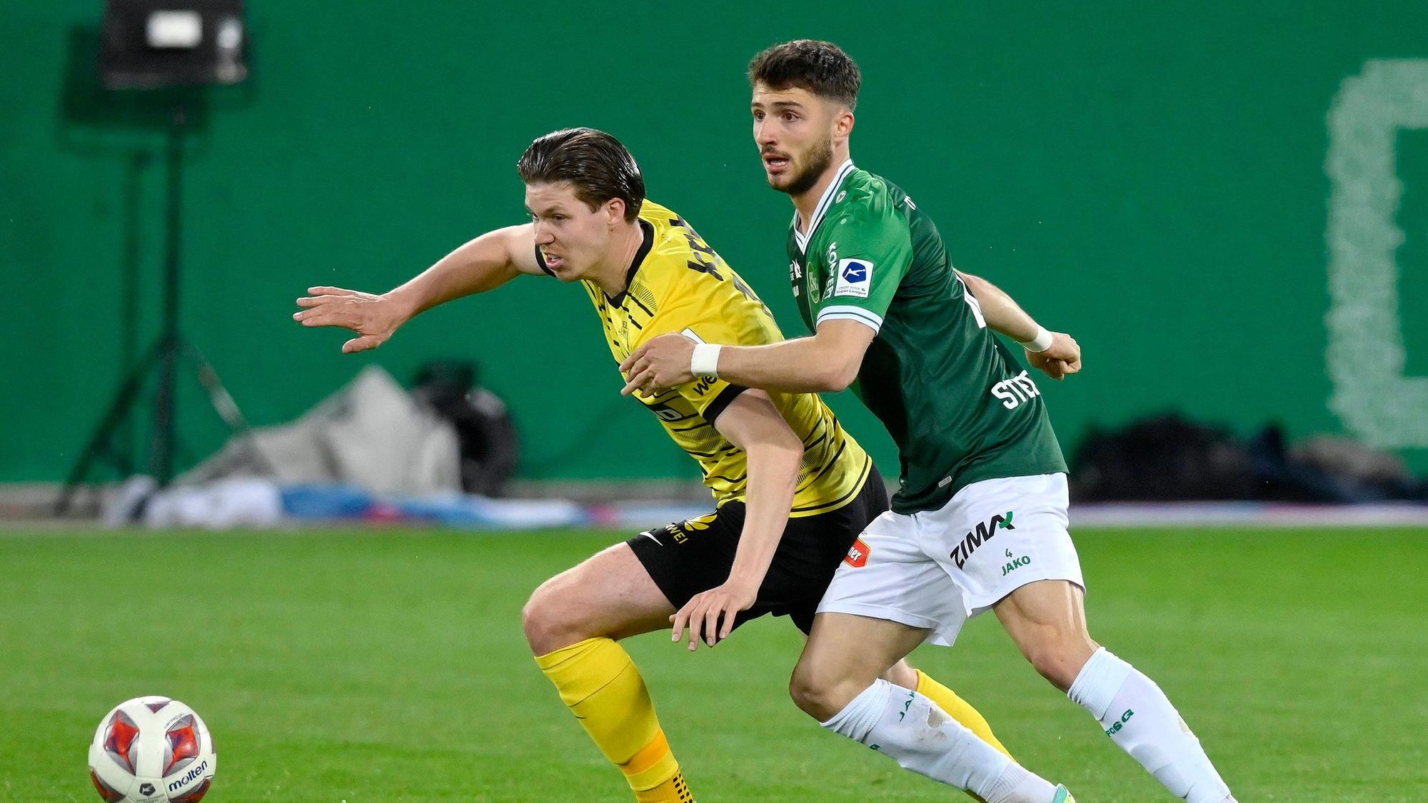 Leonidas Stergiou (r.) bestreitet am 6. Mai 2023 einen Zweikampf mit Cedric Itten von den Young Boys Bern.