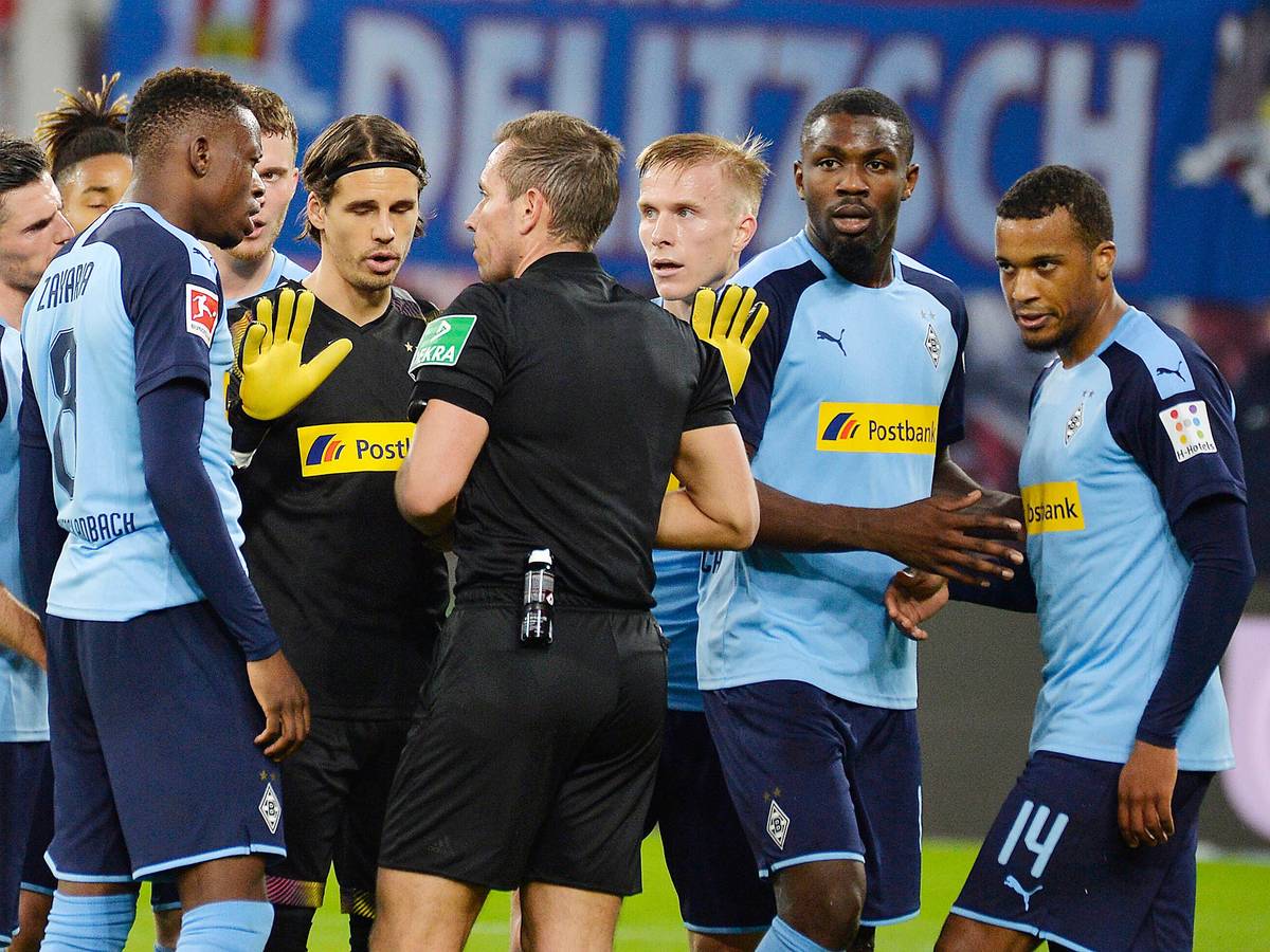 Das Spieler von Borussia Mönchengladbach diskutieren am 1. Februar 2020 nach einem Platzverweis gegen Alassane Plea mit Schiedsrichter Tobias Stieler.