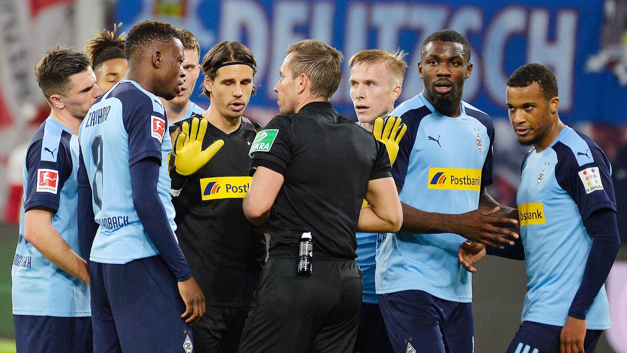 Das Spieler von Borussia Mönchengladbach diskutieren am 1. Februar 2020 nach einem Platzverweis gegen Alassane Plea mit Schiedsrichter Tobias Stieler.
