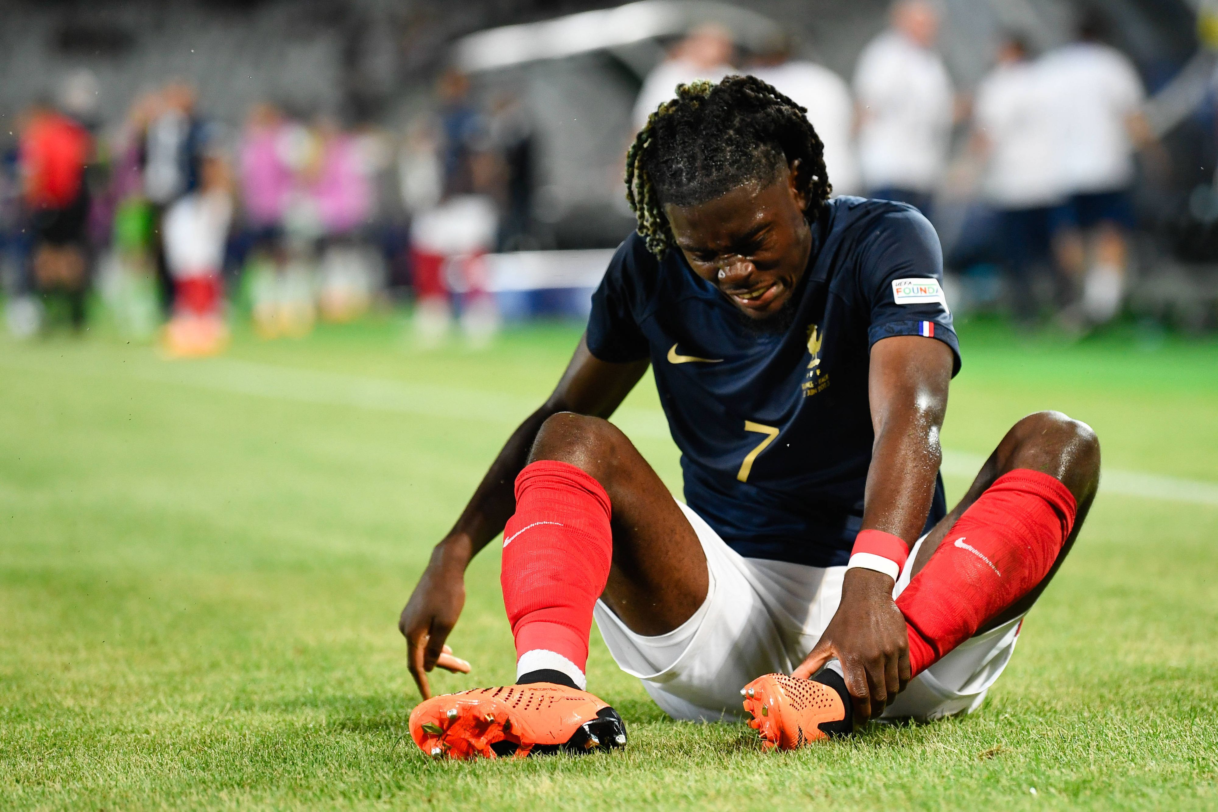 Manu Kone fasst sich am 22. Juni 2023 während der U21-Europameisterschaft an den linken Knöchel.