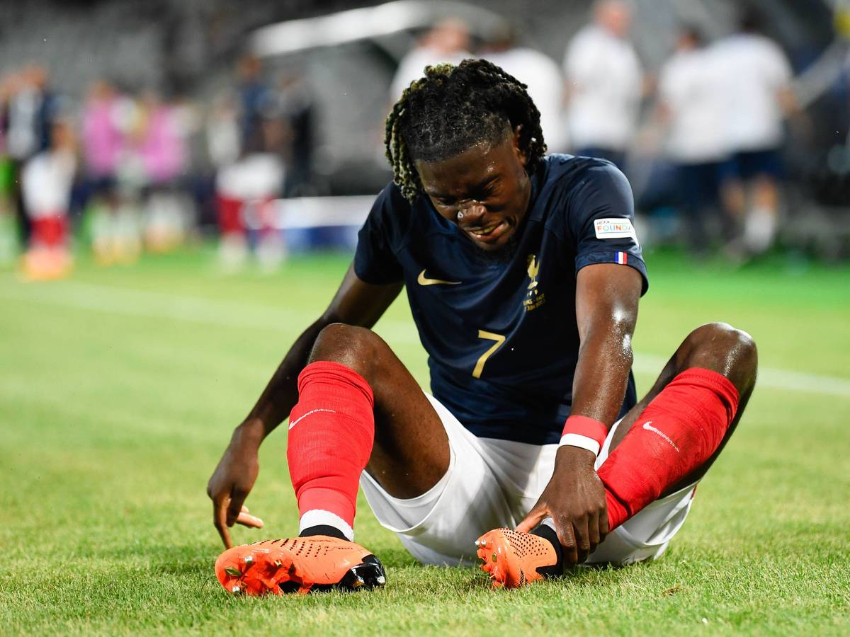Manu Kone fasst sich am 22. Juni 2023 während der U21-Europameisterschaft an den linken Knöchel.