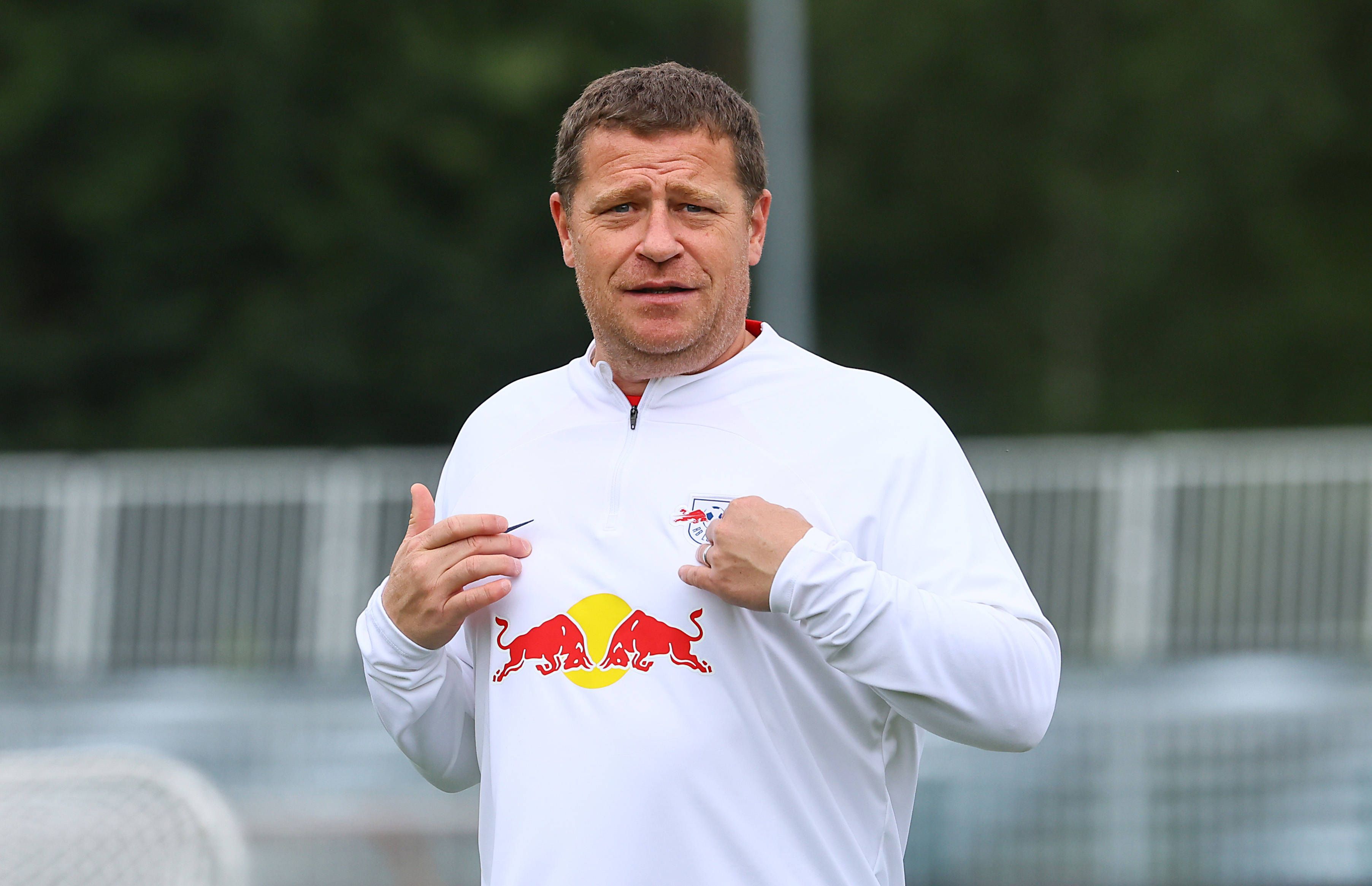 Max Eberl steht am 22. Juli 2023 auf dem Rasen im Trainingslager von RB Leipzig.