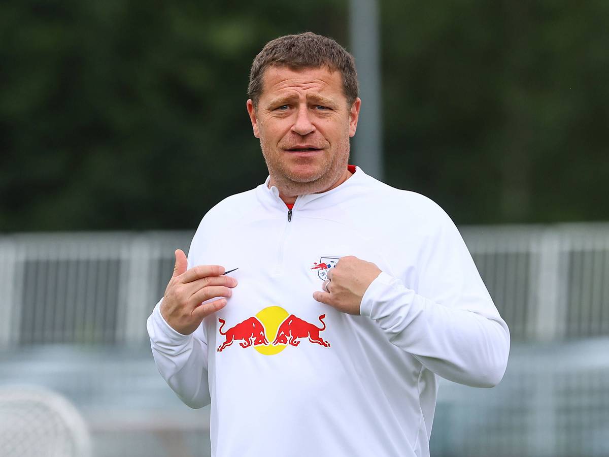 Max Eberl steht am 22. Juli 2023 auf dem Rasen im Trainingslager von RB Leipzig.
