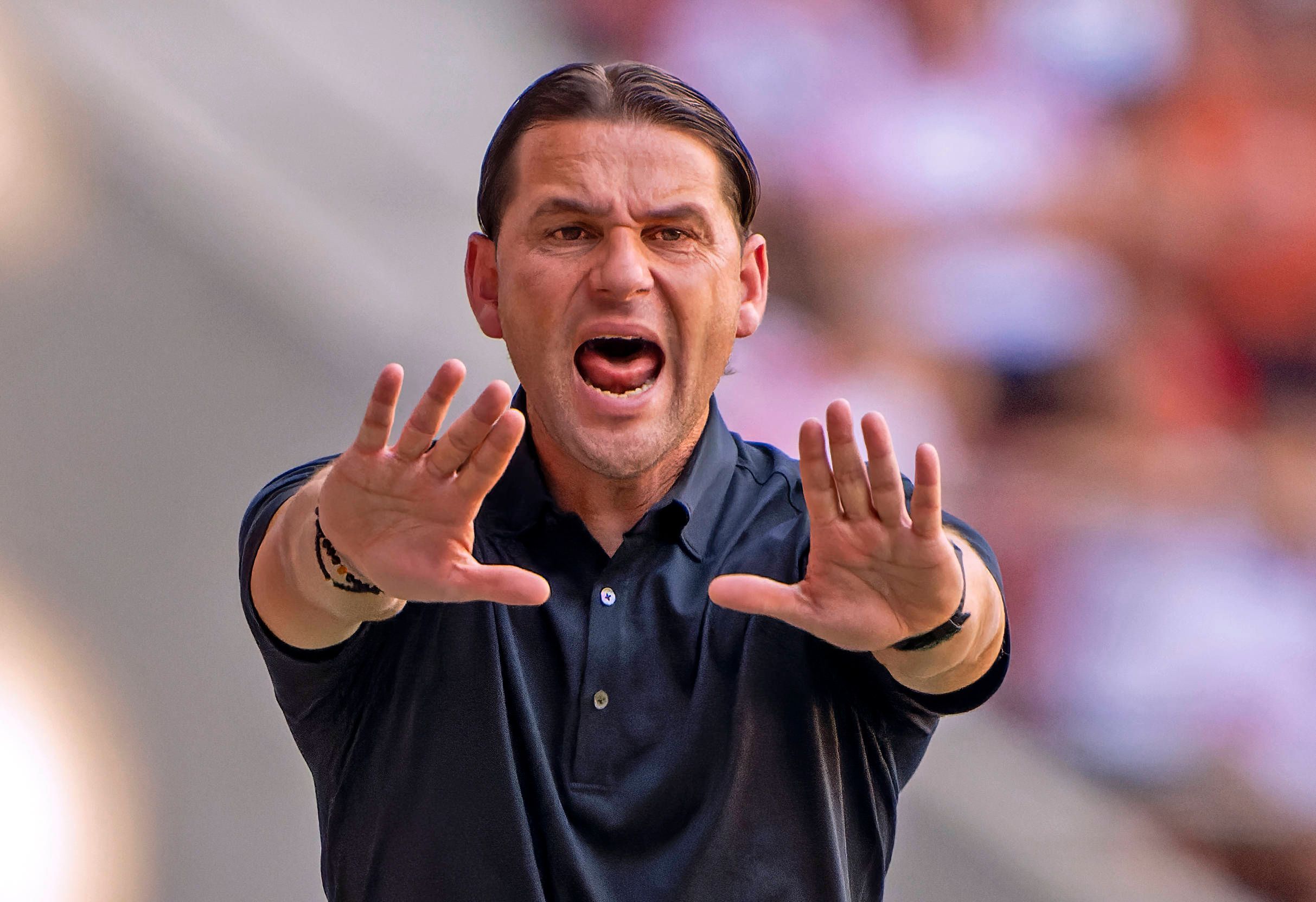 Gerardo Seoane streckt beide Arme während des Bundesliga-Spiels von Borussia Mönchengladbach beim FC Augsburg nach vorn.