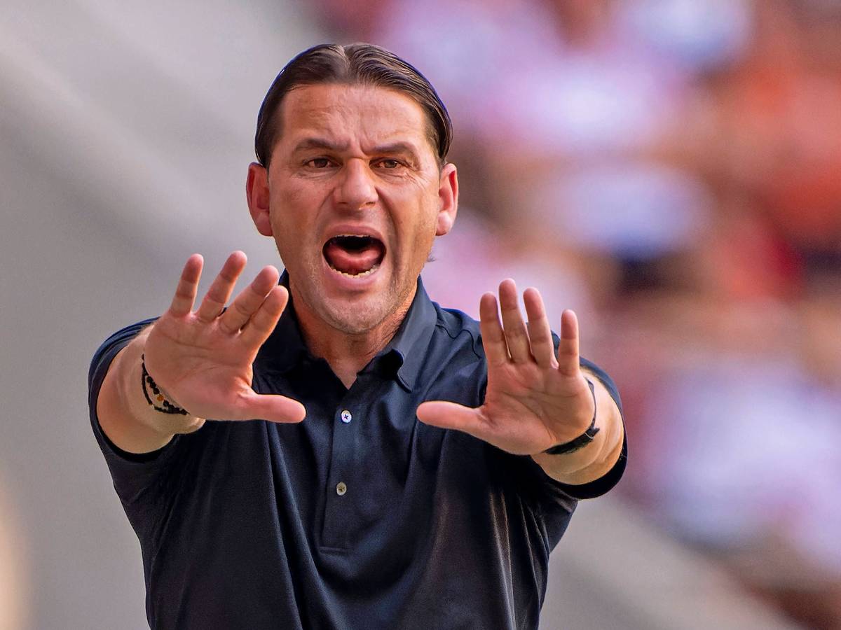 Gerardo Seoane streckt beide Arme während des Bundesliga-Spiels von Borussia Mönchengladbach beim FC Augsburg nach vorn.