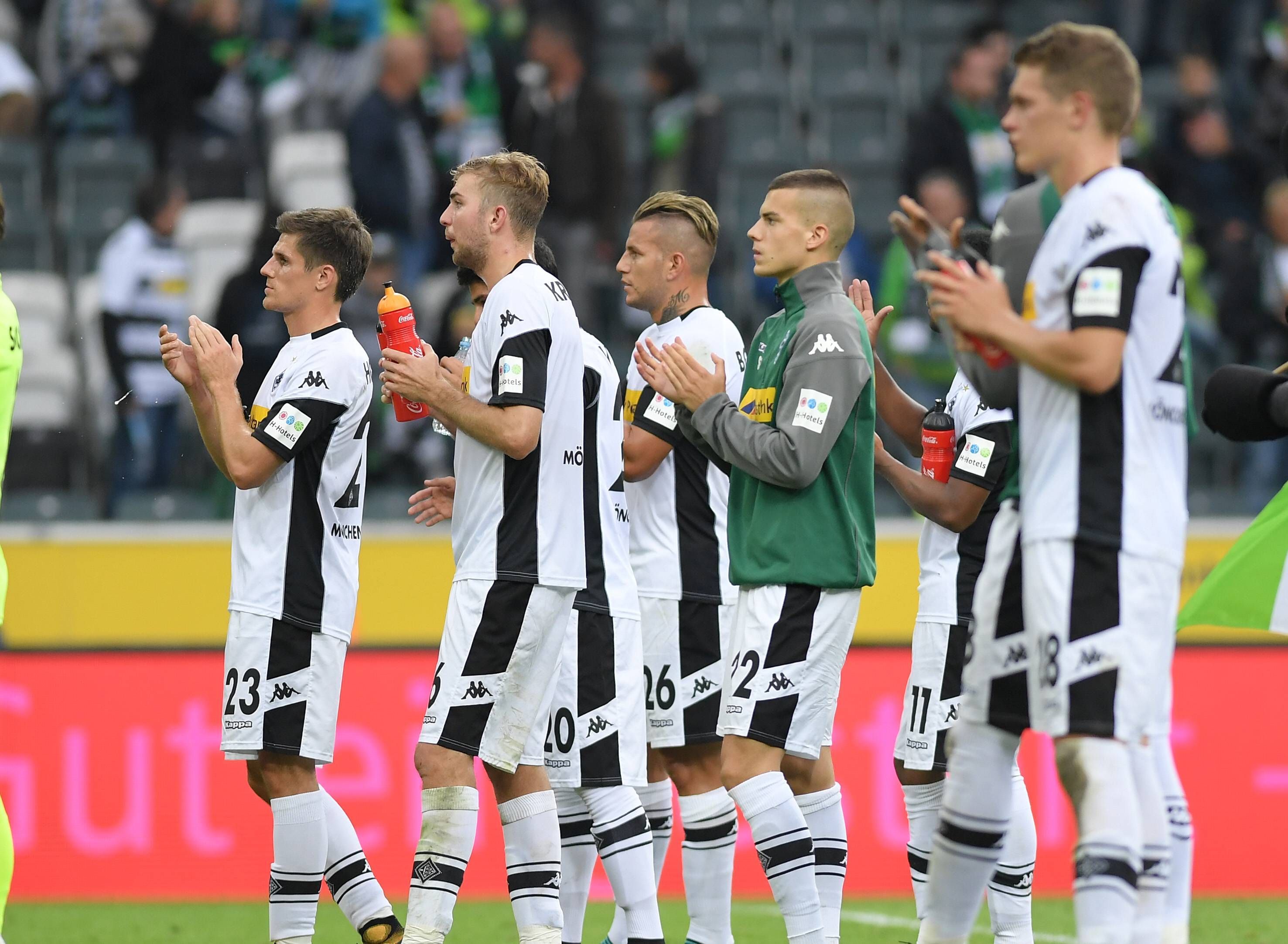 Die Spieler von Borussia Mönchengladbach applaudieren den Fans in der Nordkurve am 9. September 2017.