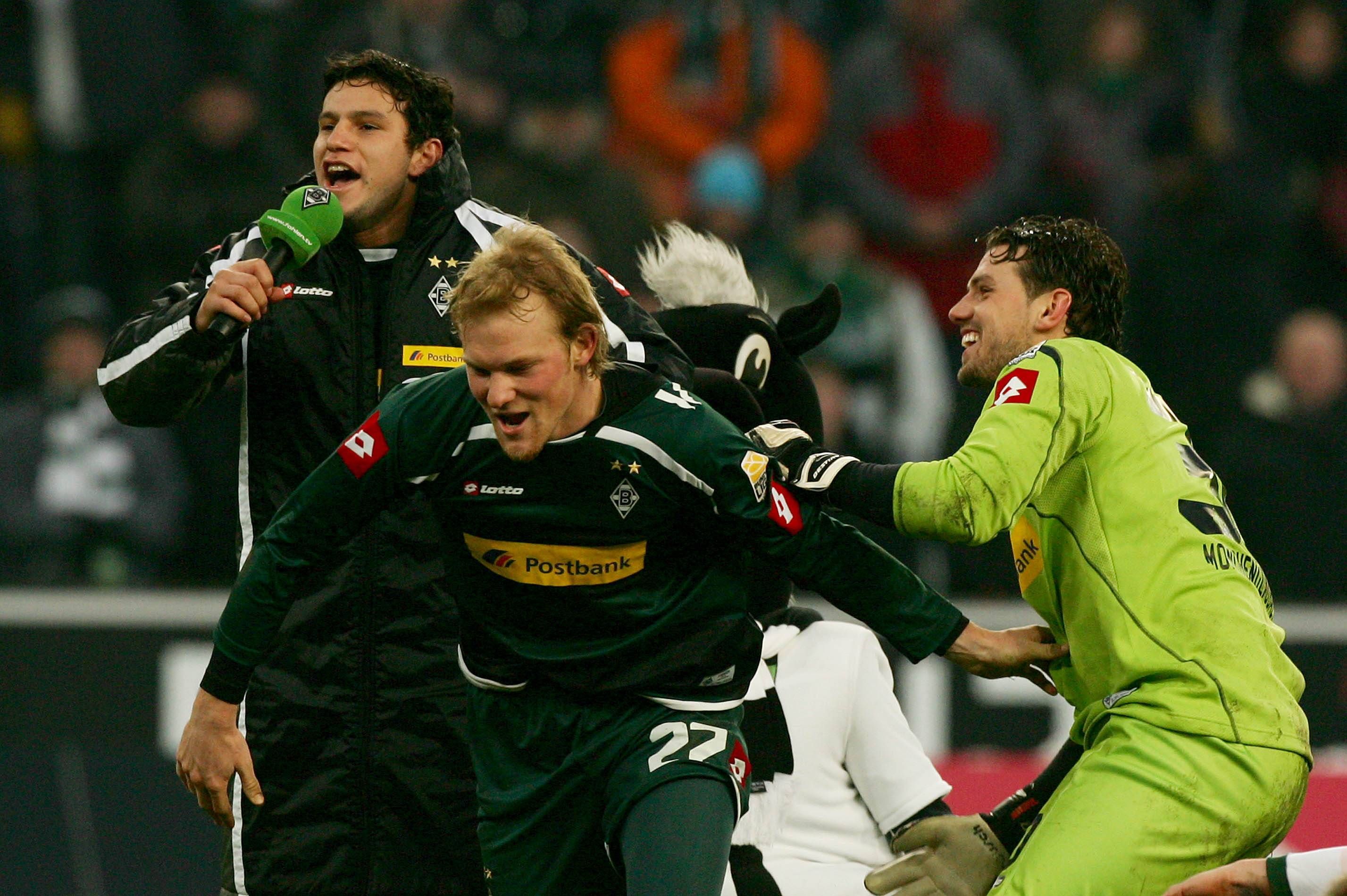 Raul Bobadilla (l.) und Logan Bailly (r.) feiern mit Tobias Levels am 30. Januar 2010 im Borussia-Park.