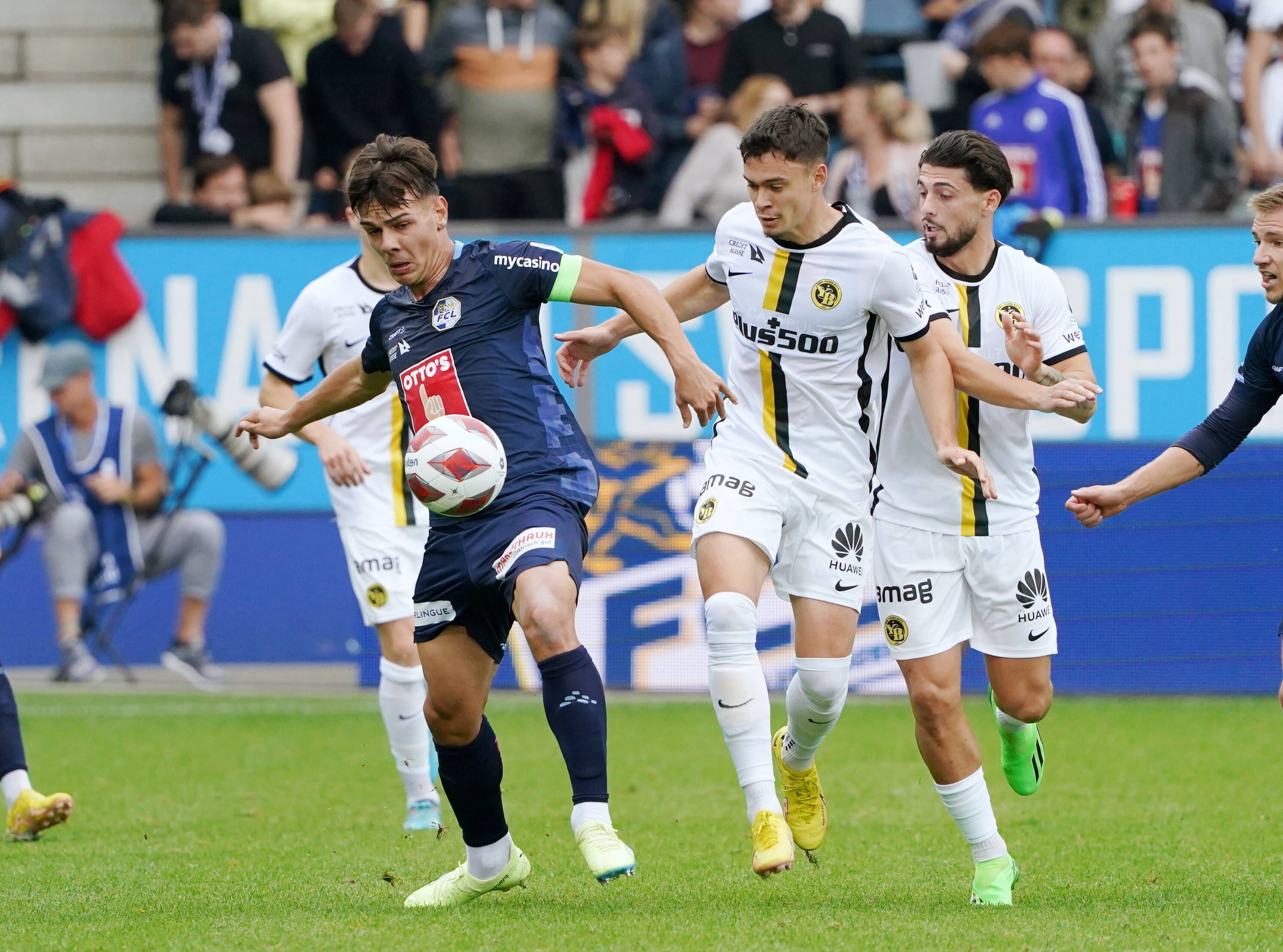 Ardon Jashari (l.) vom FC Luzern und Fabian Rieder (M.) von den Young Boys Bern kämpfen am 2. Oktober 2022 um den Ball.