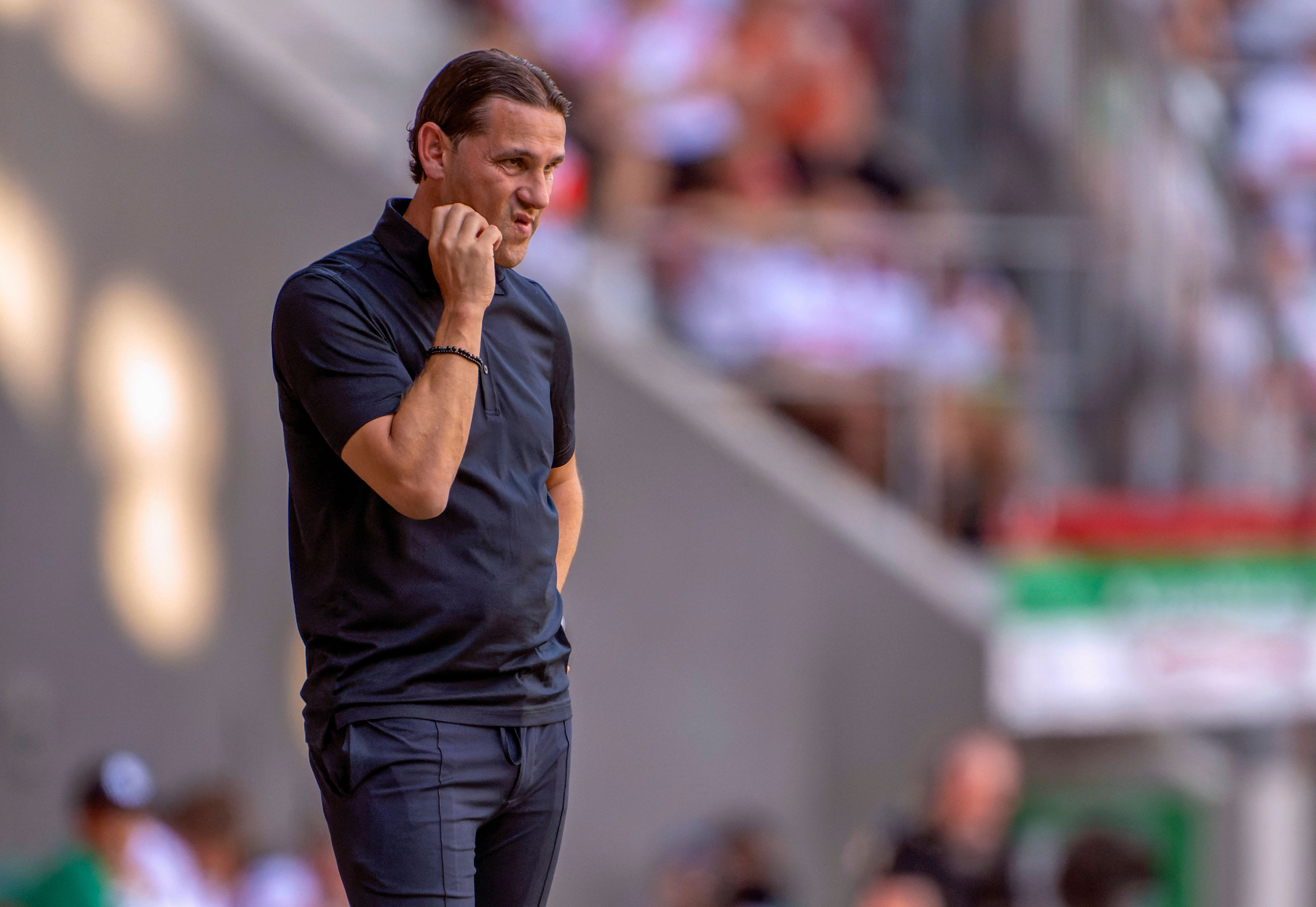 Gerardo Seoane kratzt sich am 19. August im Bundesliga-Spiel von Borussia Mönchengladbach in Augsburg im Gesicht.