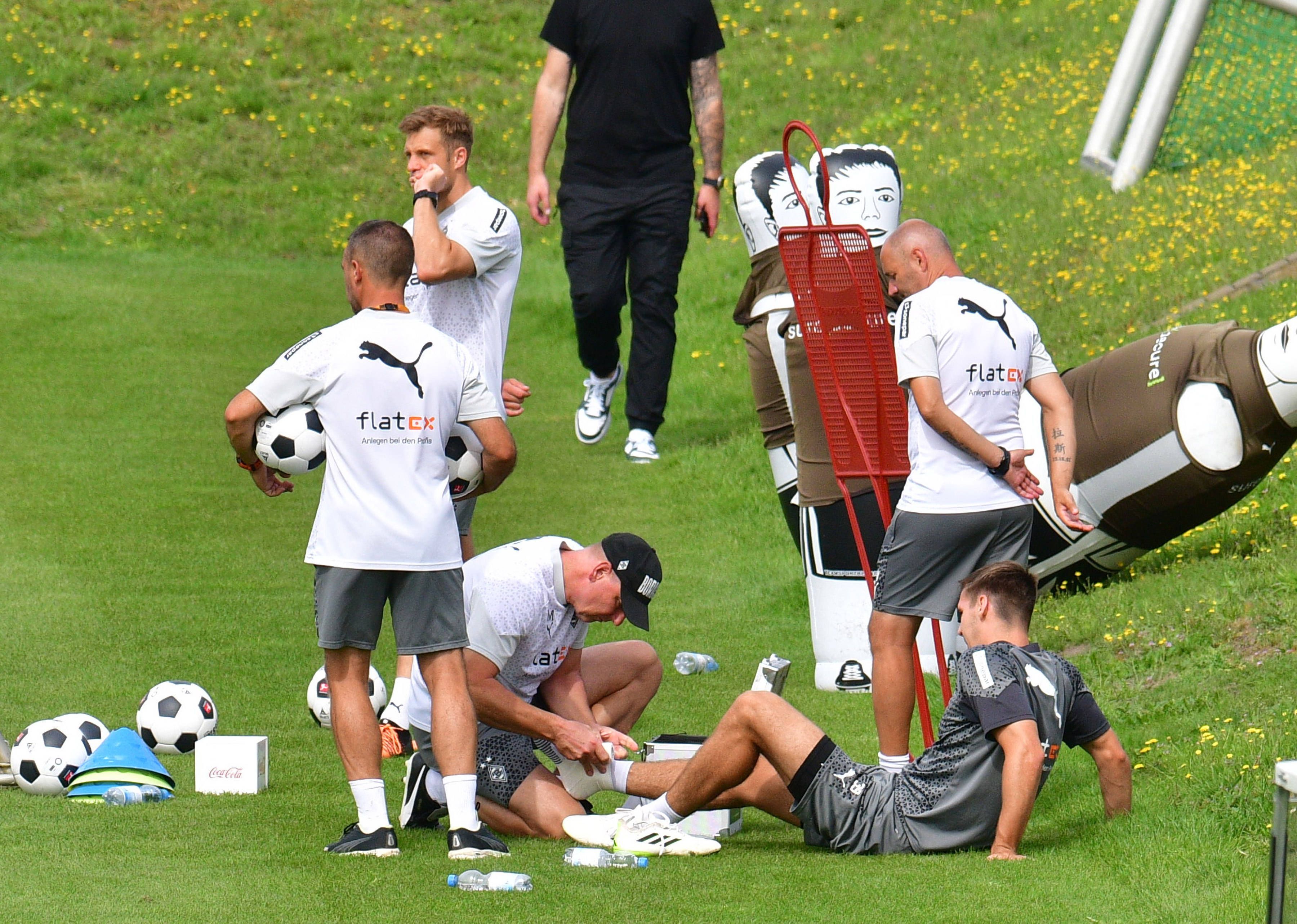 Maximilian Wöber (liegend) ist im Training von Borussia Mönchengladbach am 24. August 2023 umgeknickt und muss behandelt werden.