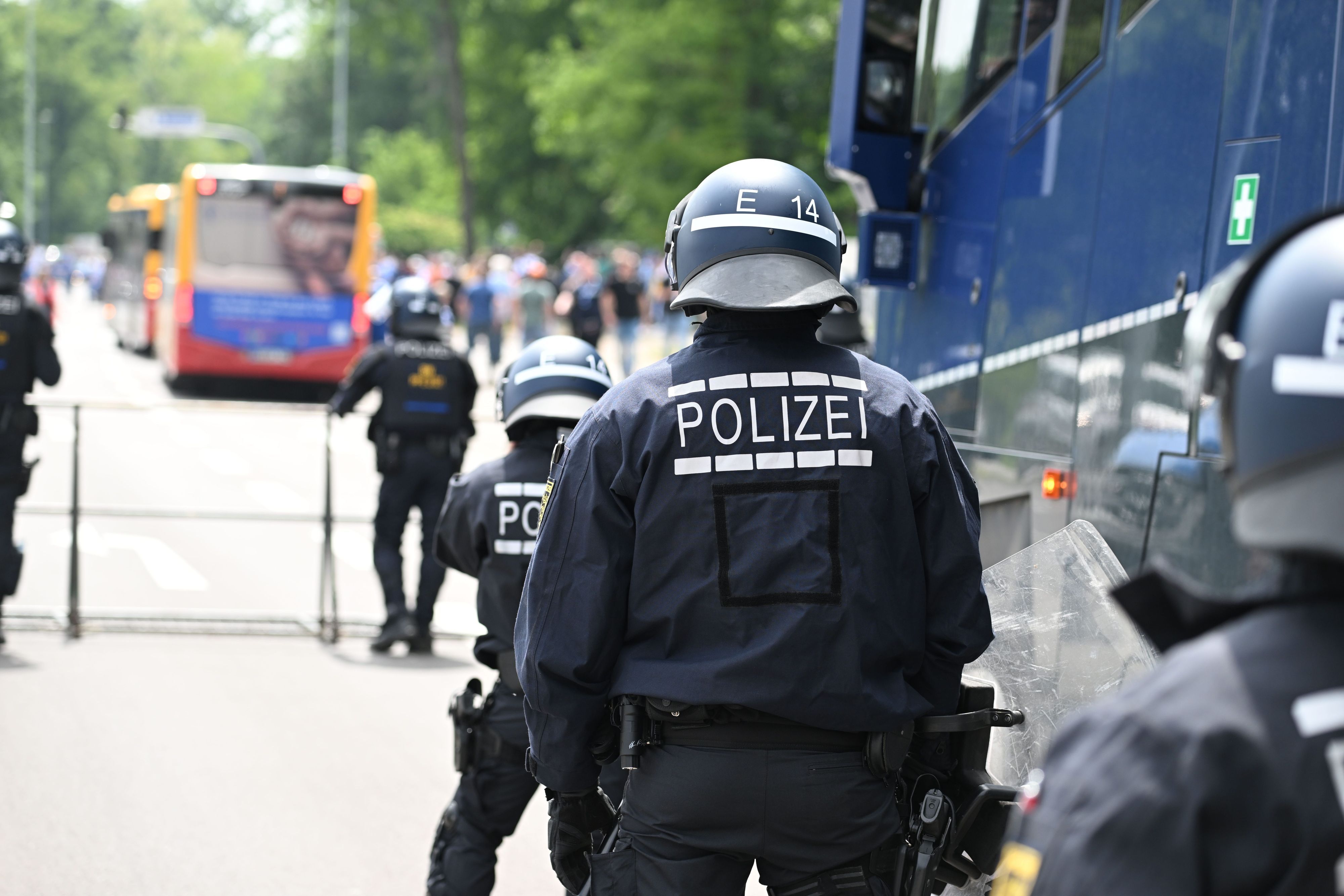 Symbolbild: Vor dem Stadion des Karlsruher SC stehen Einsatzkräfte der Polizei. Beim Spiel zwischen Augsburg und Mönchengladbach am Samstag (19. August 2023) hat sich nach Polizeiangaben ein Schuss einer Dienstwaffe gelöst, drei Beamte erlitten ein Knalltrauma.